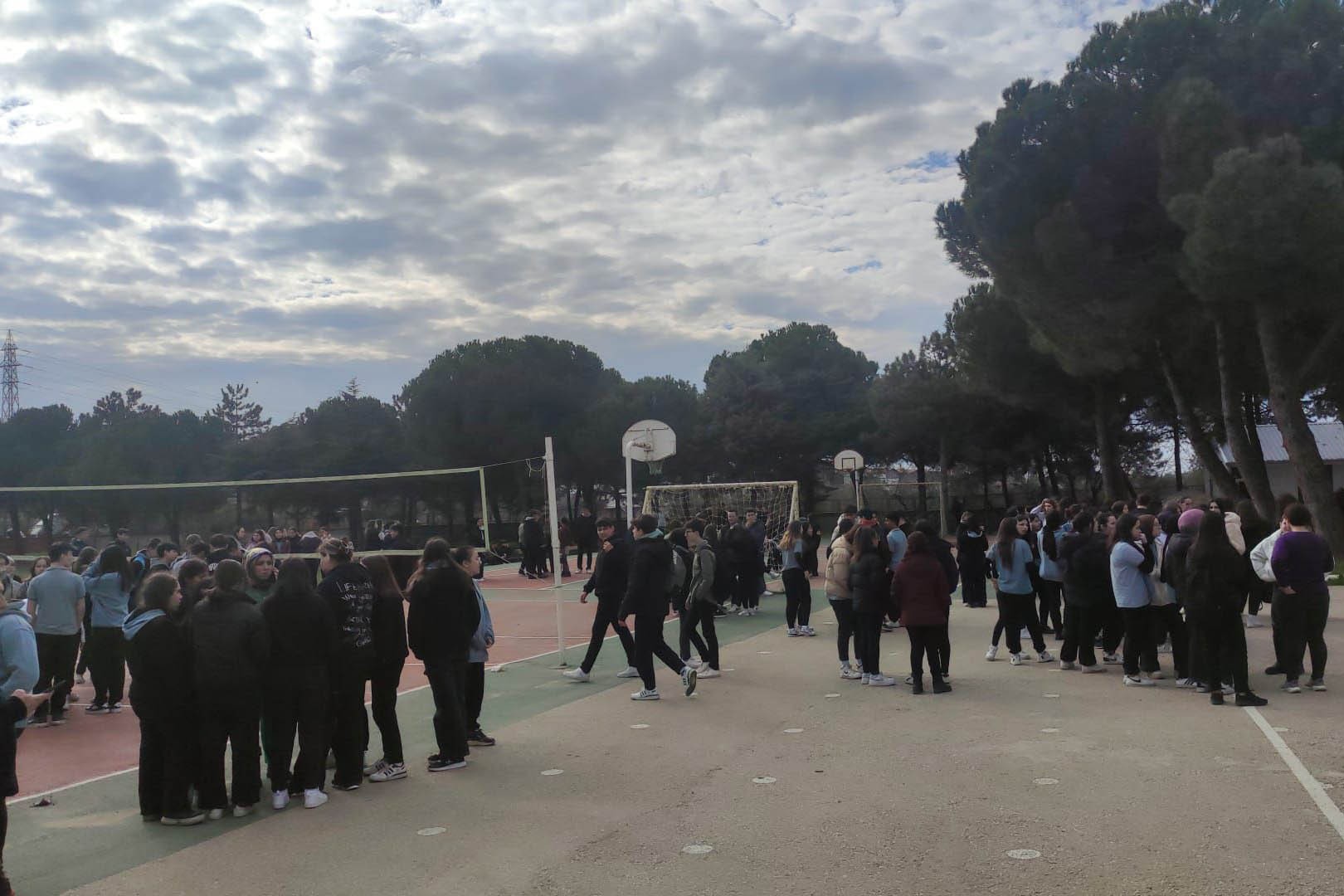 Deprem sonrası okul bahçesine çıkan öğrenciler