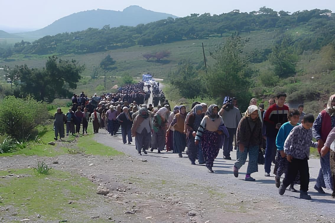 Bergama direnişi sırasında bölge halkı kalabalık halde protesto yürüyüşü yapıyor