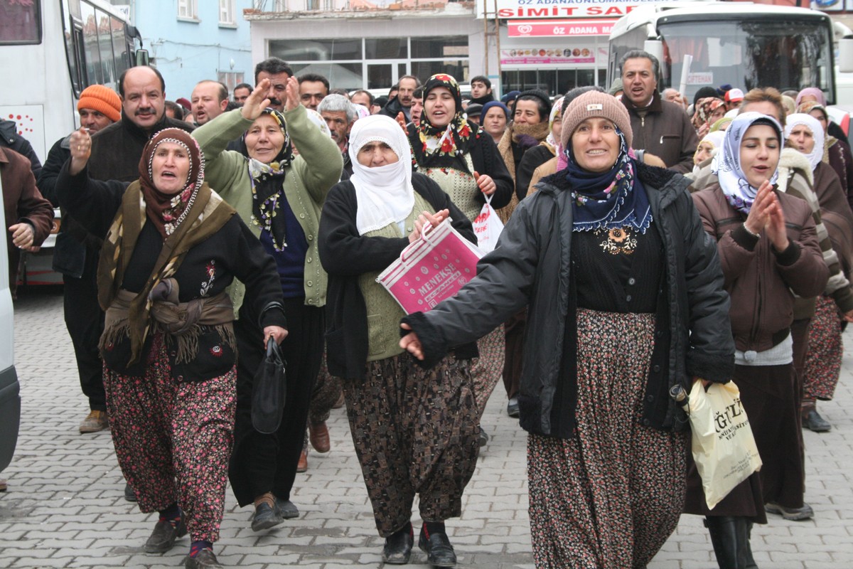 Niğde Ulukışla'da açılmak istenen madene karşı köylüler yürüyüş düzenliyor