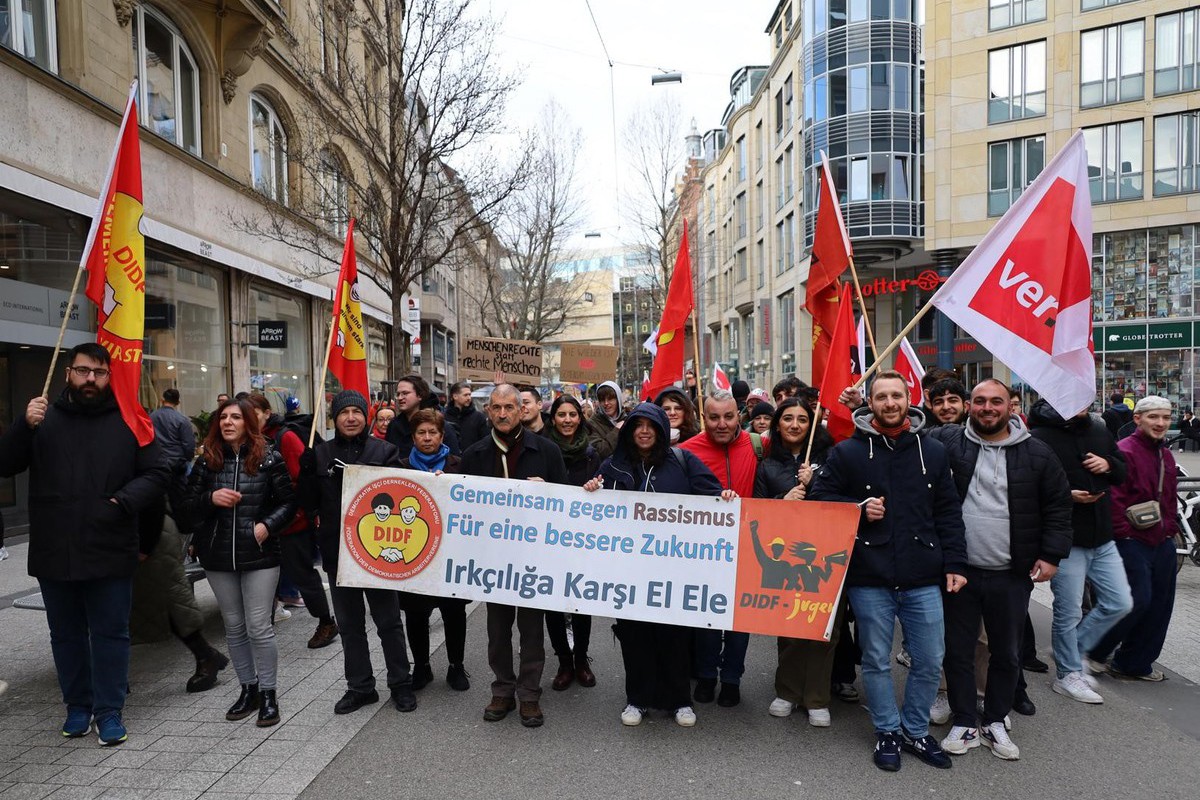 Almanya'daki mitingde kalabalıklar