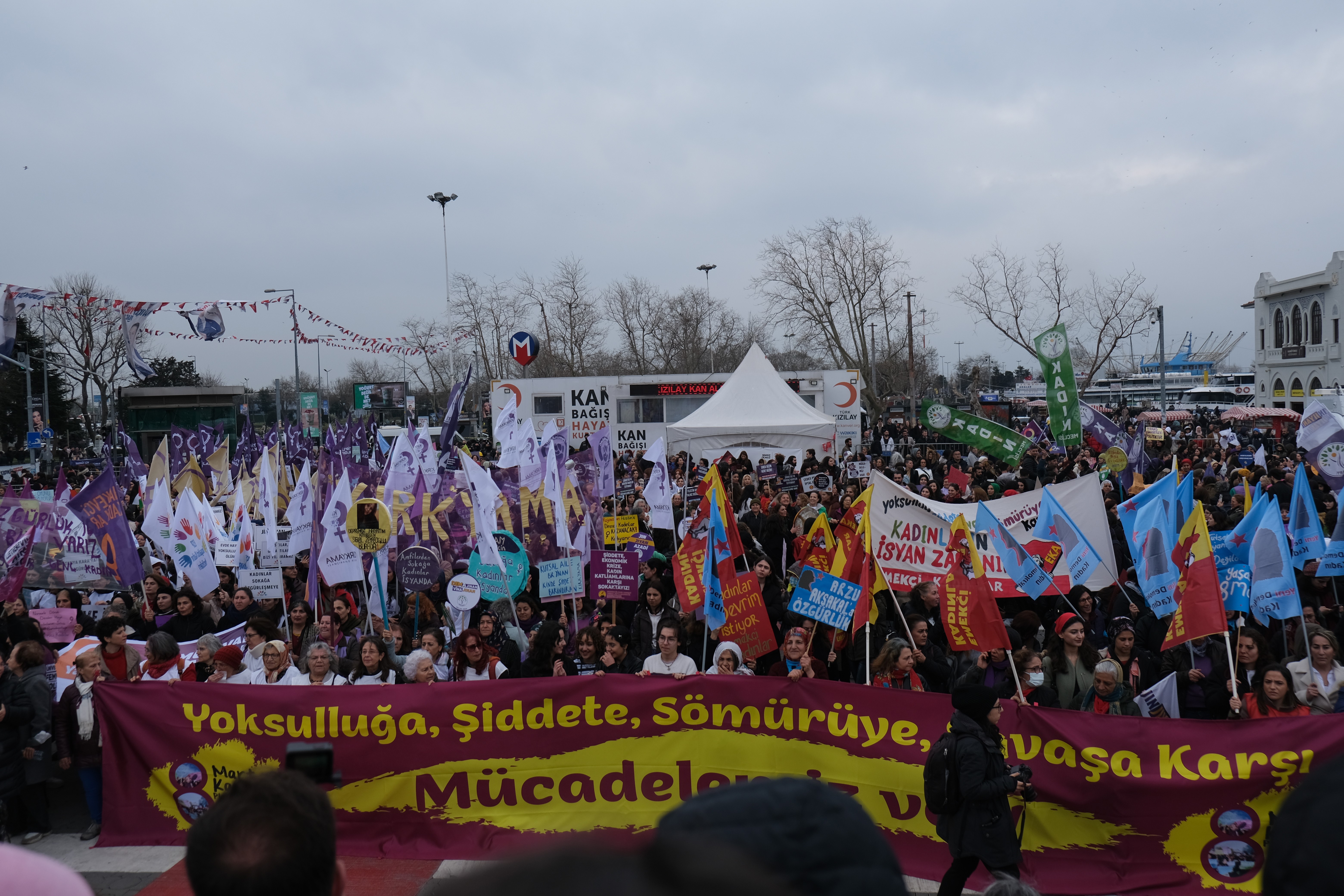 Kadınlar kadıköy'de bir araya geldi