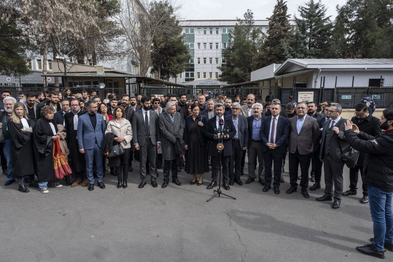 Tahir elçi davasını takip edenler adliye önünde açıklama yaptı