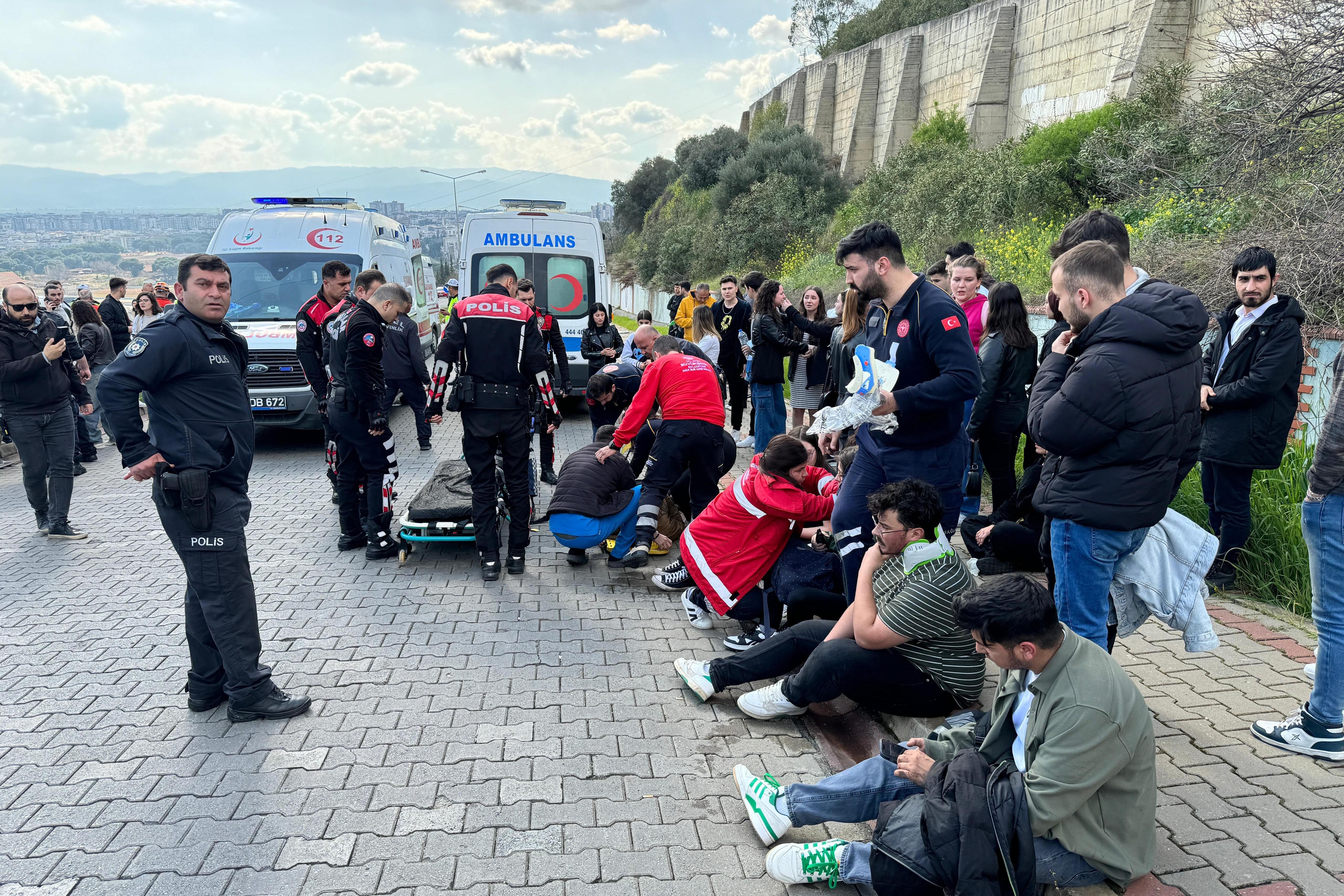 Halk otobüsünün devrilmesi sonucu yaralananlar