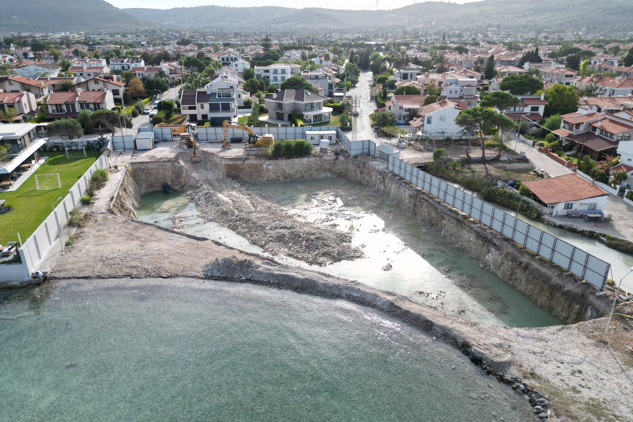 İzmir’in Çeşme ilçesi Ilıca Mahallesi Yıldızburnu’da otel inşaatı