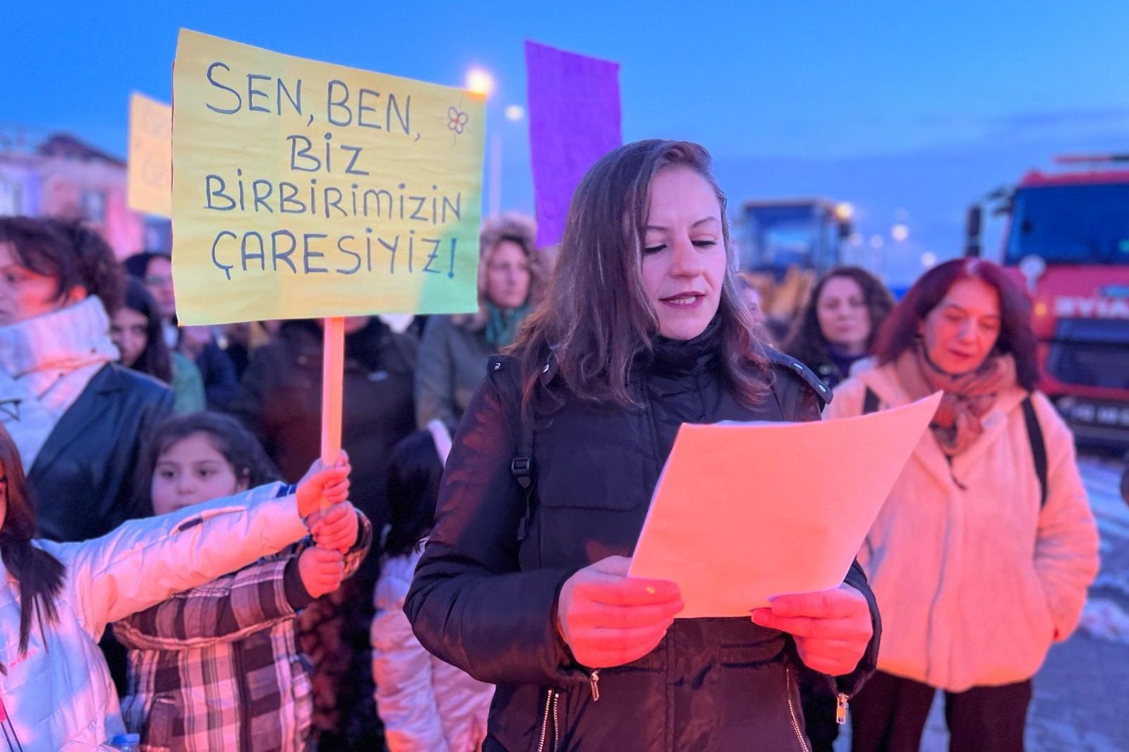 ellerinde panakart ve meşale ile yürüyüş yapan kadınlar