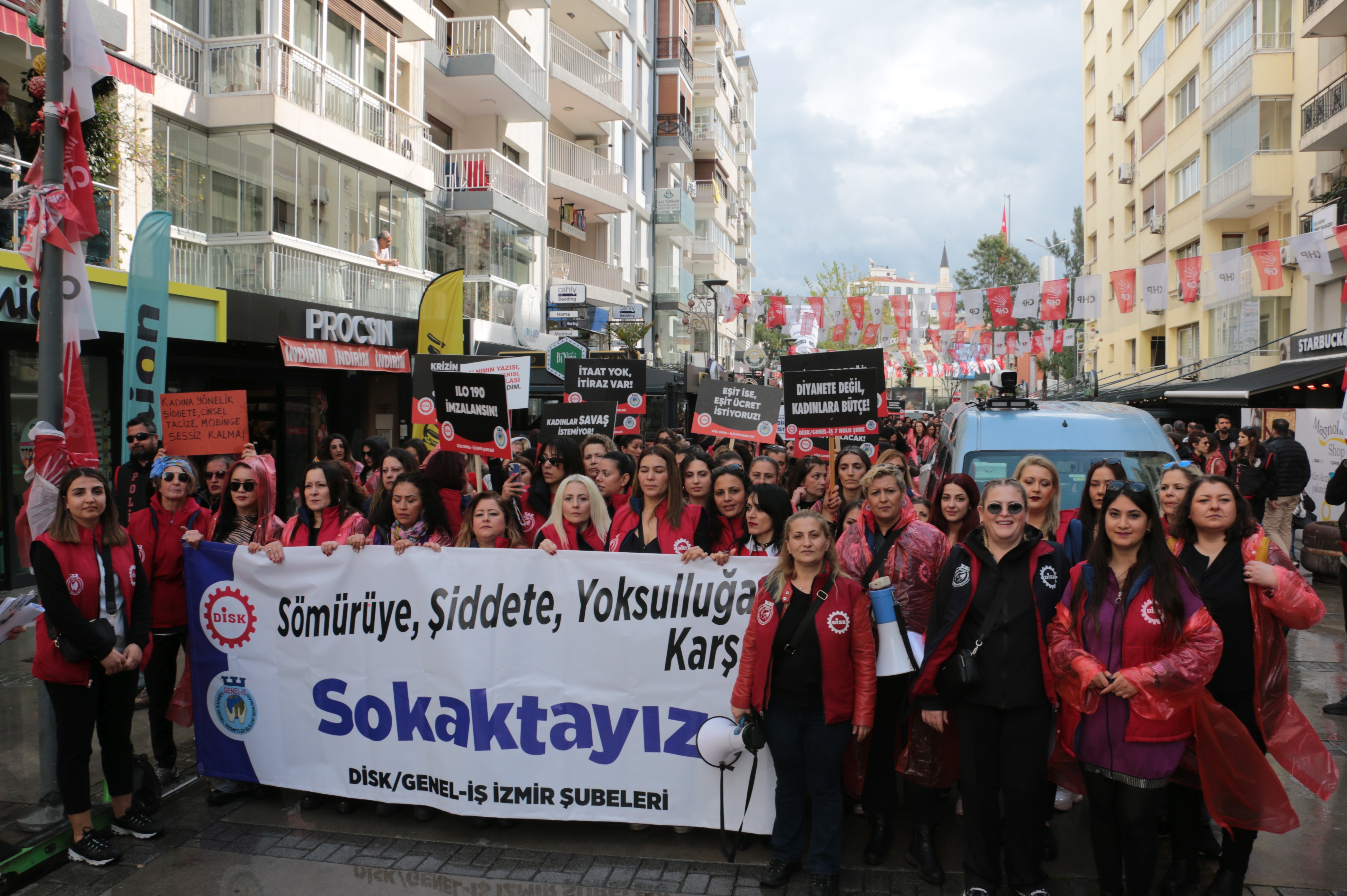 Genel-İş İzmir şubelerinden kadın işçiler: İnsanca bir yaşam için mücadelemiz var