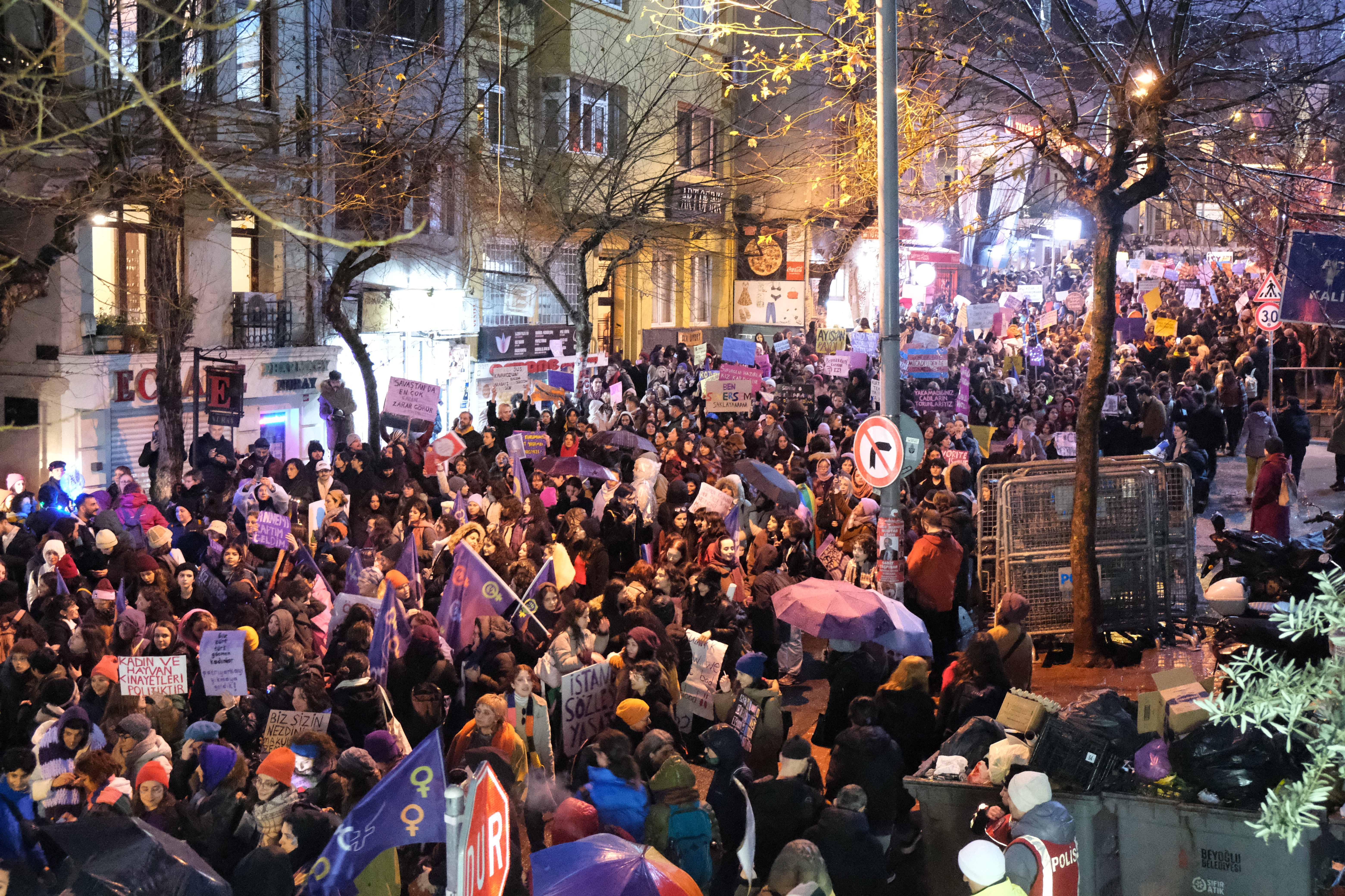 bir araya gelen kadınlar, polis