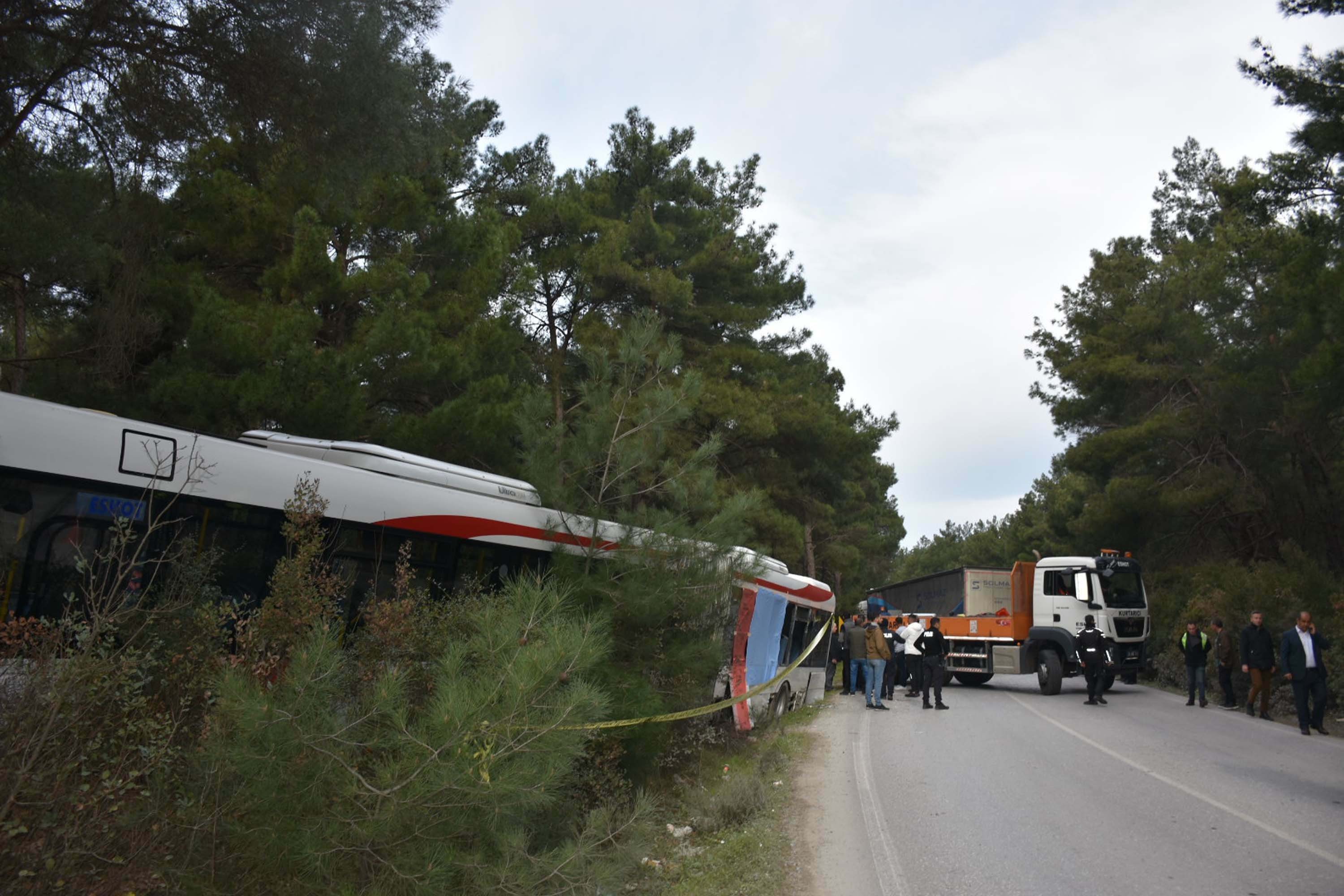 Kaza yapan tır ve belediye otobüsü