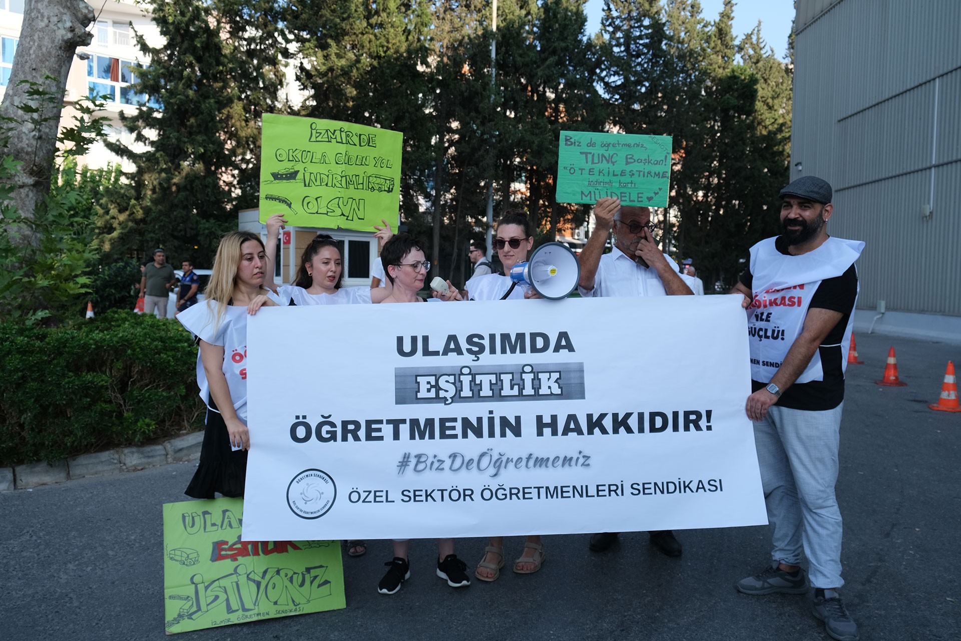 Özel Sektör Öğretmenleri Sendikası indirimli toplu ulaşım hakkı için basın açıklaması yaparken