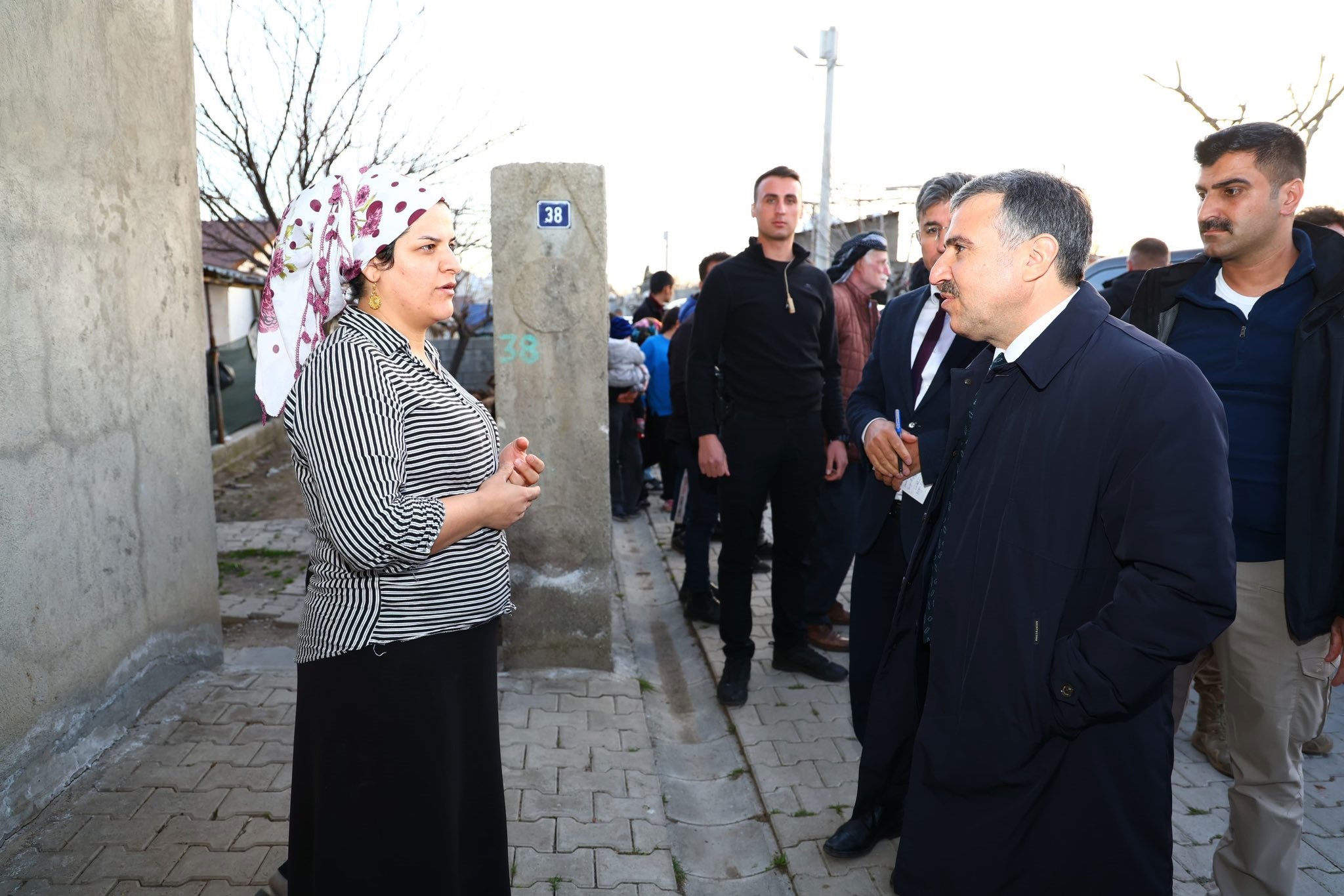 Şırnak Valisi Cevdet Atay ve beraberindeki heyet bir kadınla konuşurken