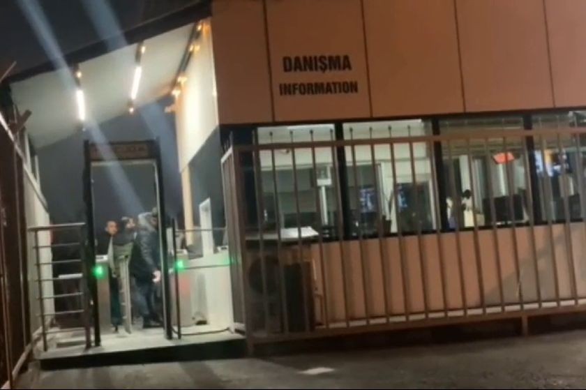 fabrika girişinde turnikeye boşa çeviren işçi