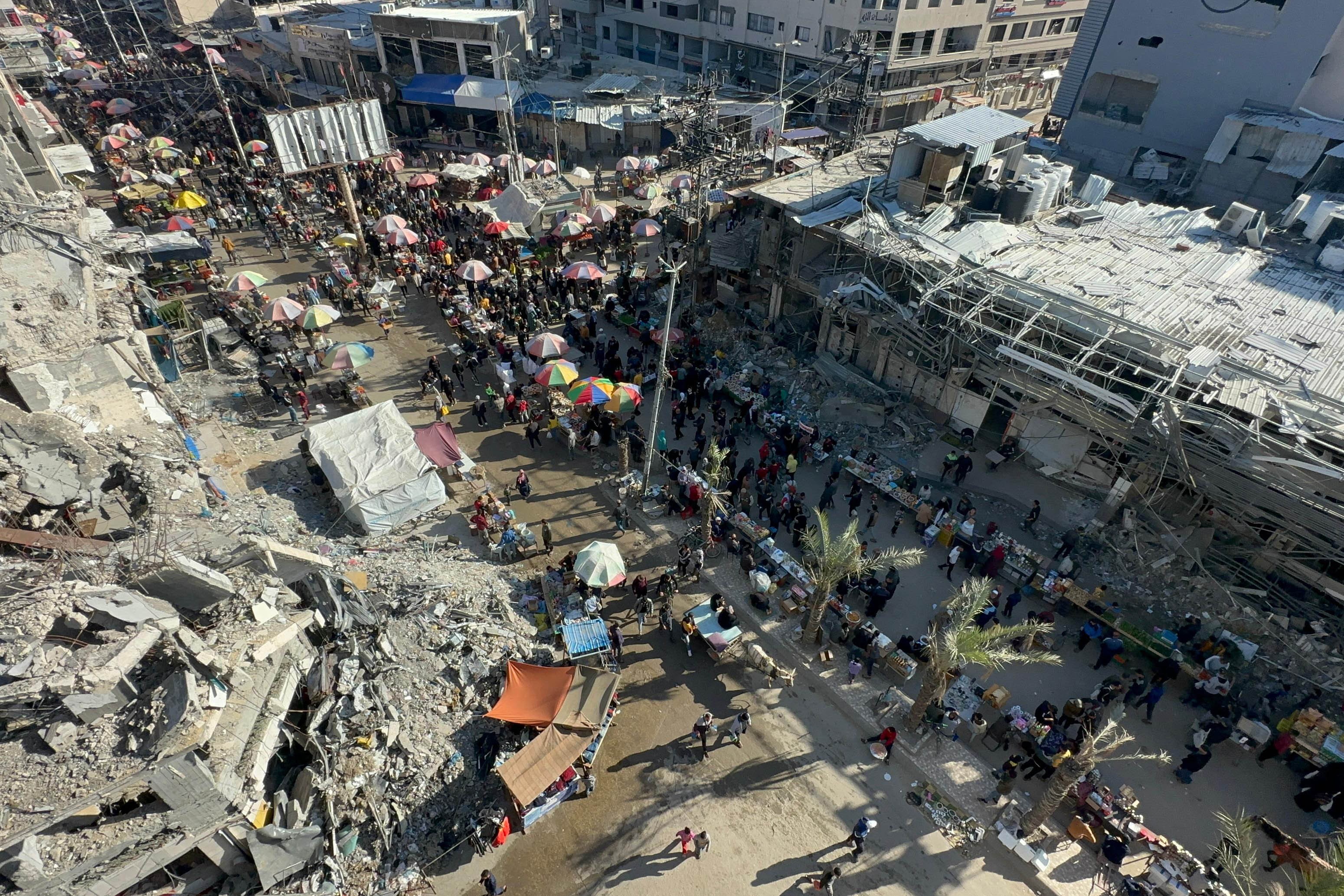 İsrail ordusu, Gazze'deki Şifa Hastanesi'nde bir binayı havaya uçurdu