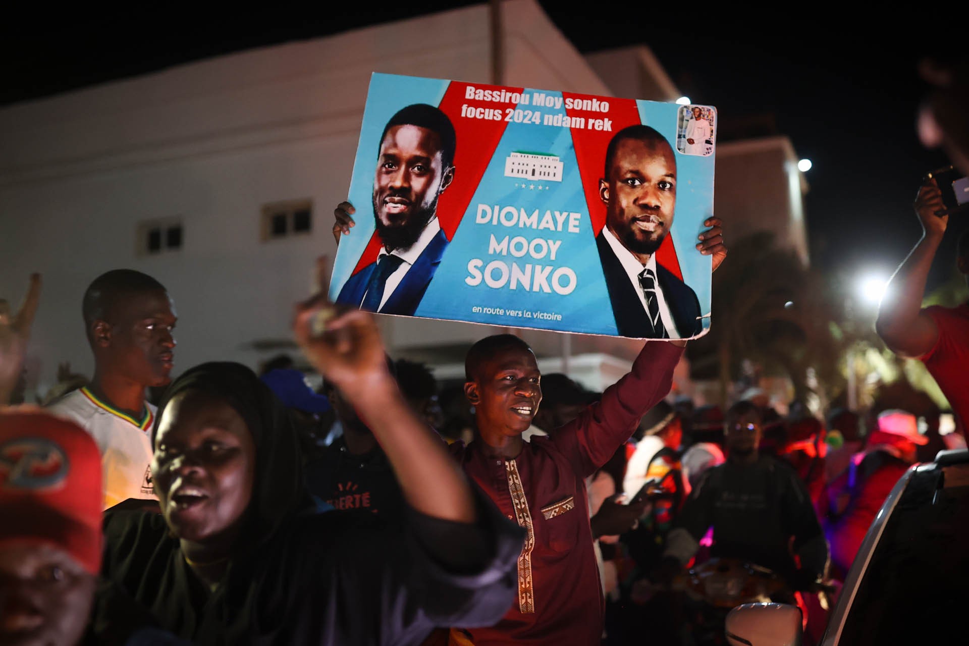 Sonko ve Faye'nin fotoğrafını taşıyan Senegalli