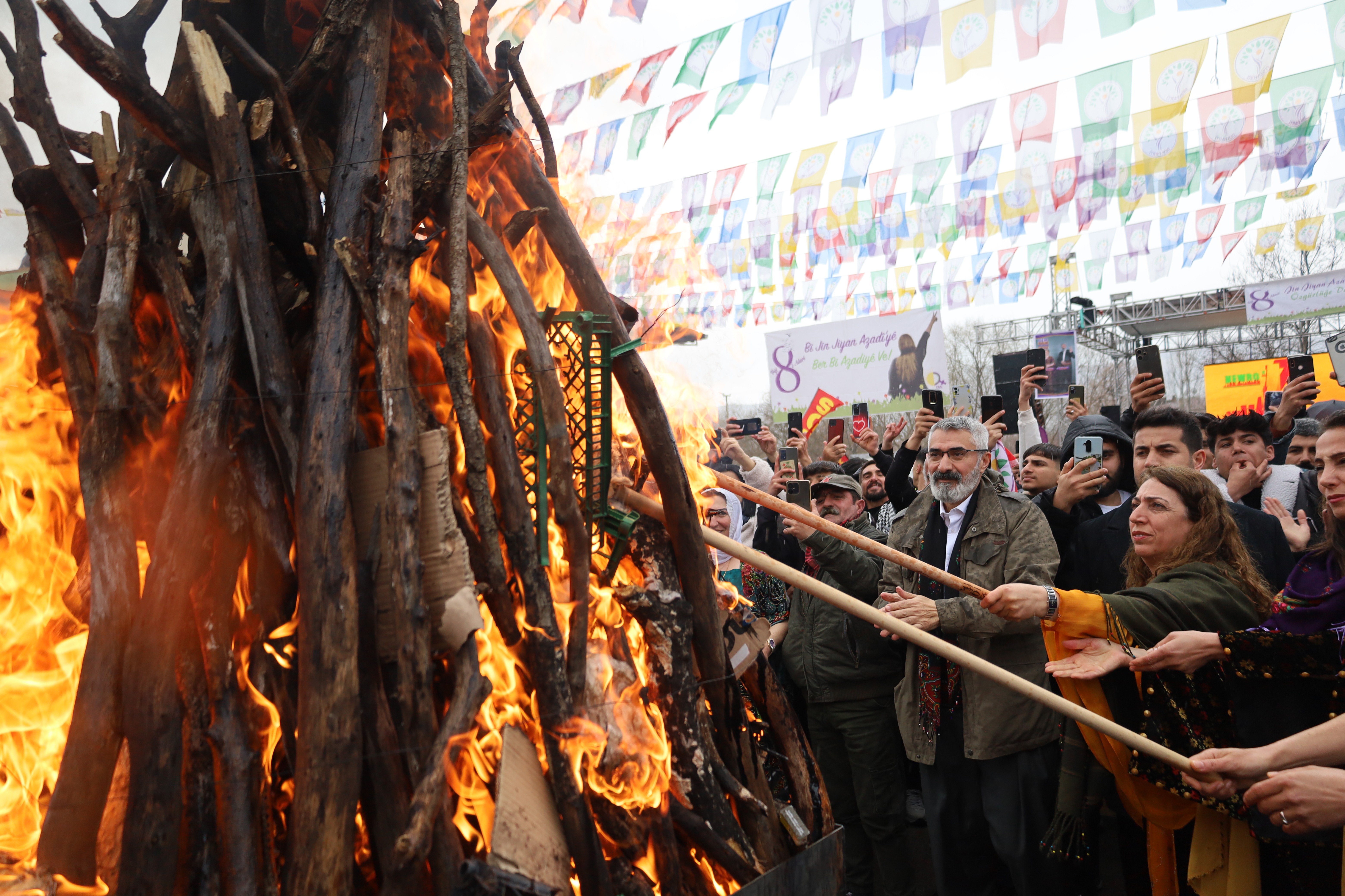 Elazığ'da Newroz ateşi yakıldı