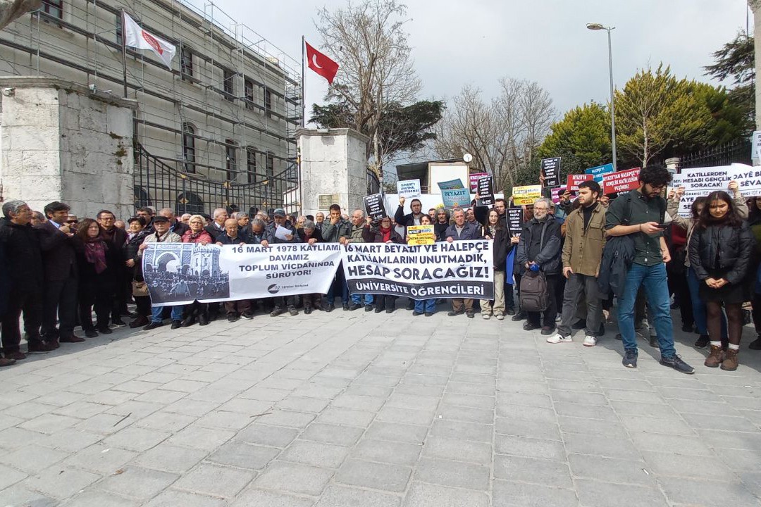 İstanbul Üniversitesi'nde Beyazıt ve Halepçe katliamları anması