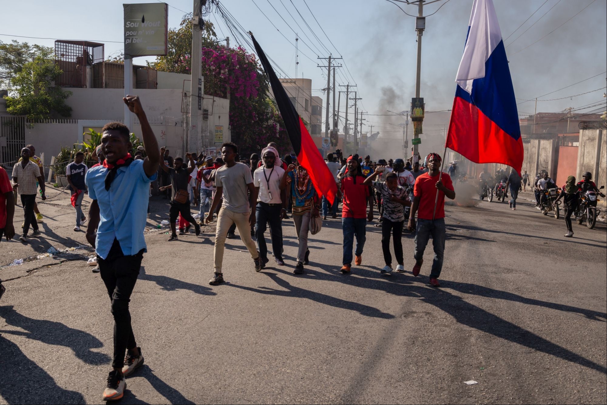 Haiti'de sokakta insanlar.