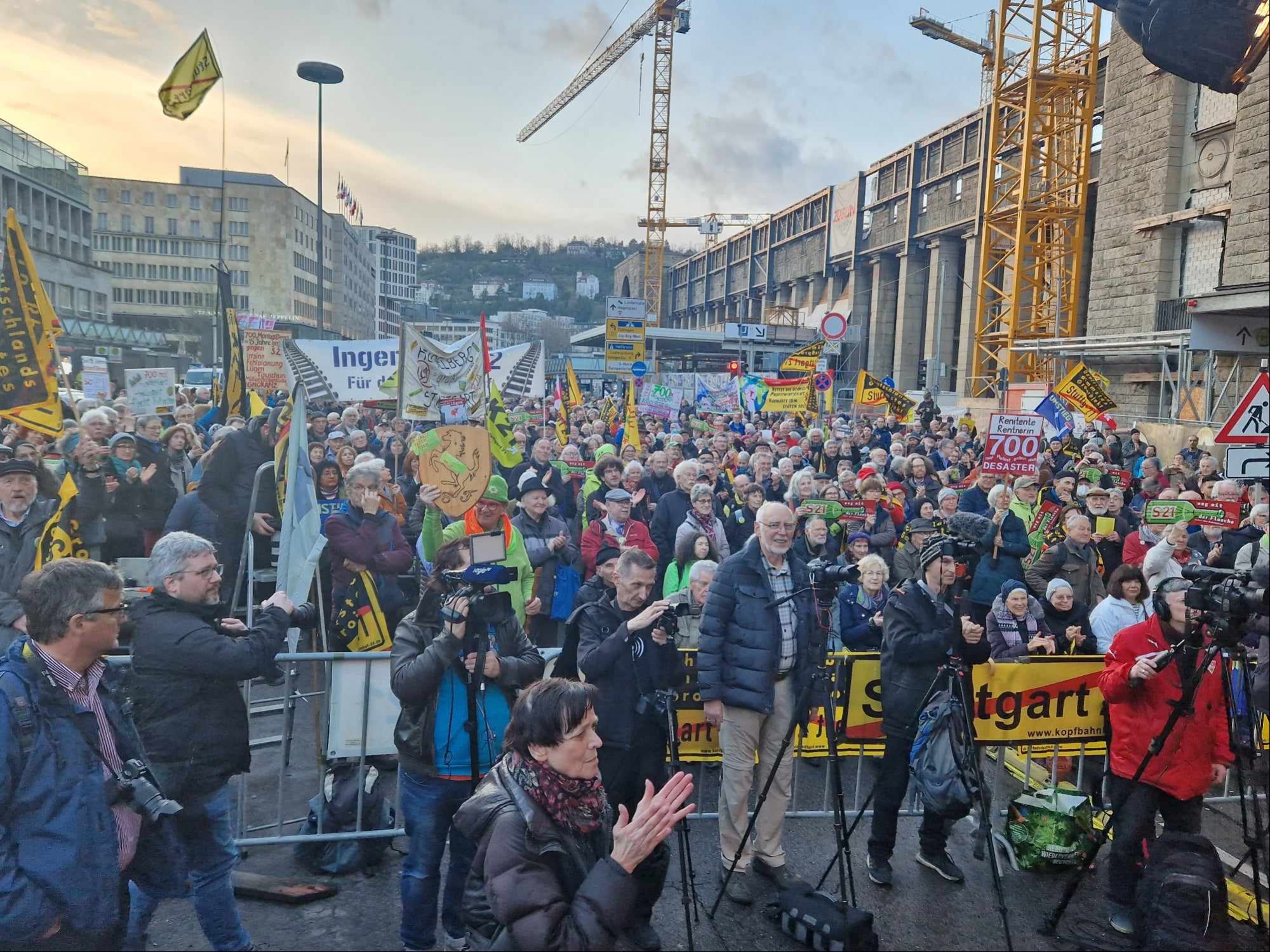 “Stuttgart 21” isimli demiryolu-tren istasyonu projesine karşı direniş 15 yıldır devam eden direniş.