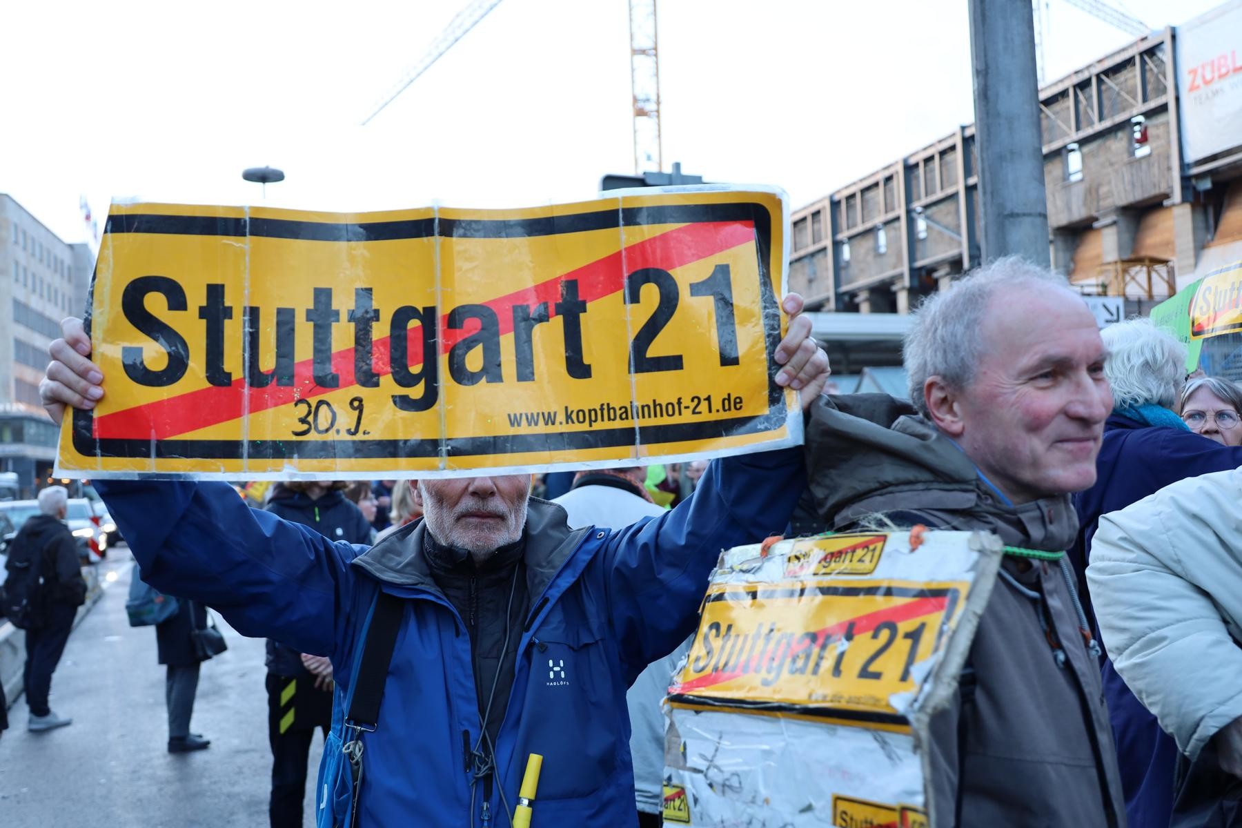 “Stuttgart 21” isimli demiryolu-tren istasyonu projesine karşı direniş 15 yıldır devam eden direniş.