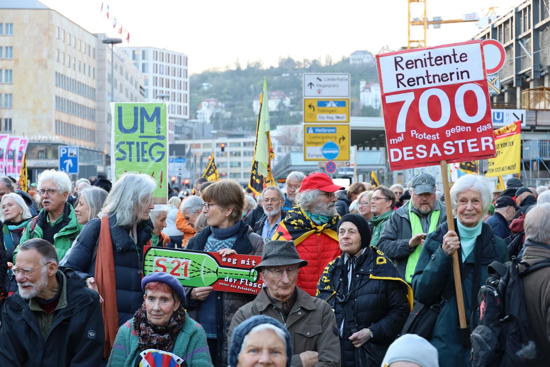 “Stuttgart 21” isimli demiryolu-tren istasyonu projesine karşı direniş 15 yıldır devam eden direniş.