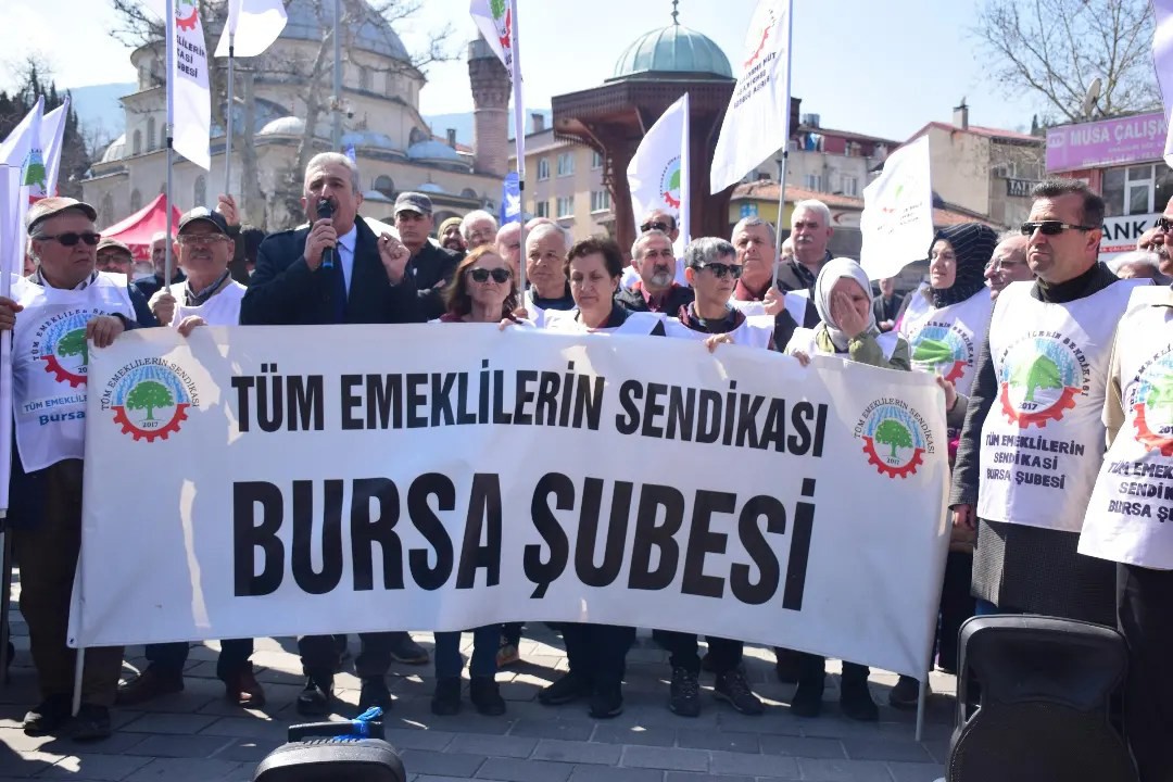 tüm emeklilerin sendikası bursa şubesi üyeleri basın açıklaması yaparken 