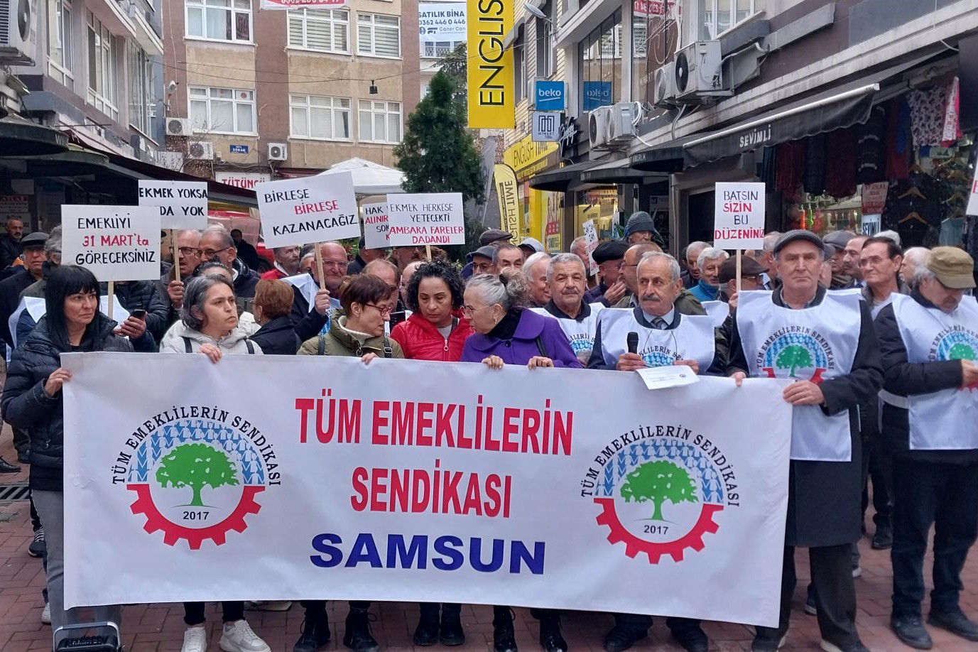 tüm emeklilerin sendikası samsun şubesi üyeleri basın açıklaması yaparken 