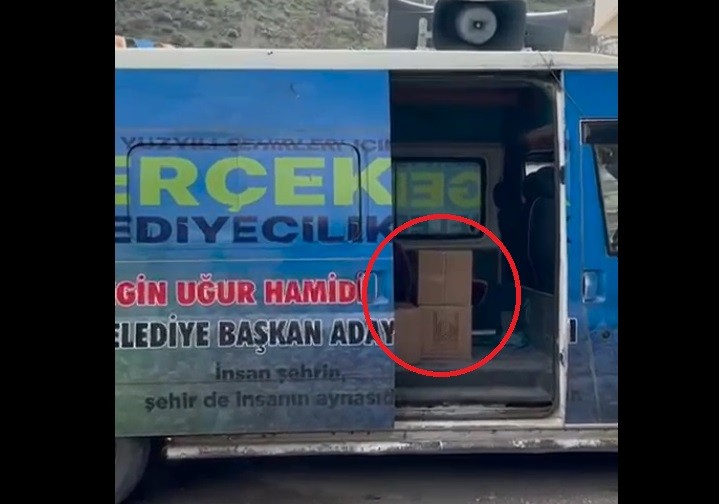 Belediyenin yardım kolilerinin AKP aracındaki görüntüsü.