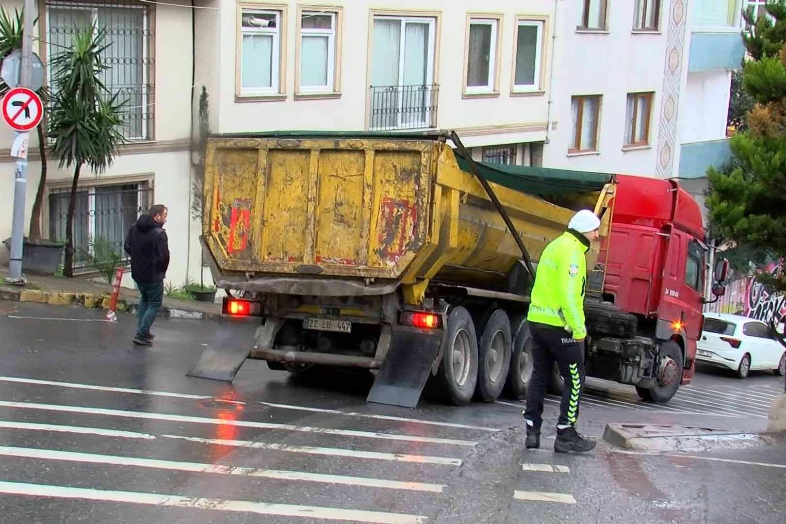 Tekeri fırlayan hafriyat kamyonu