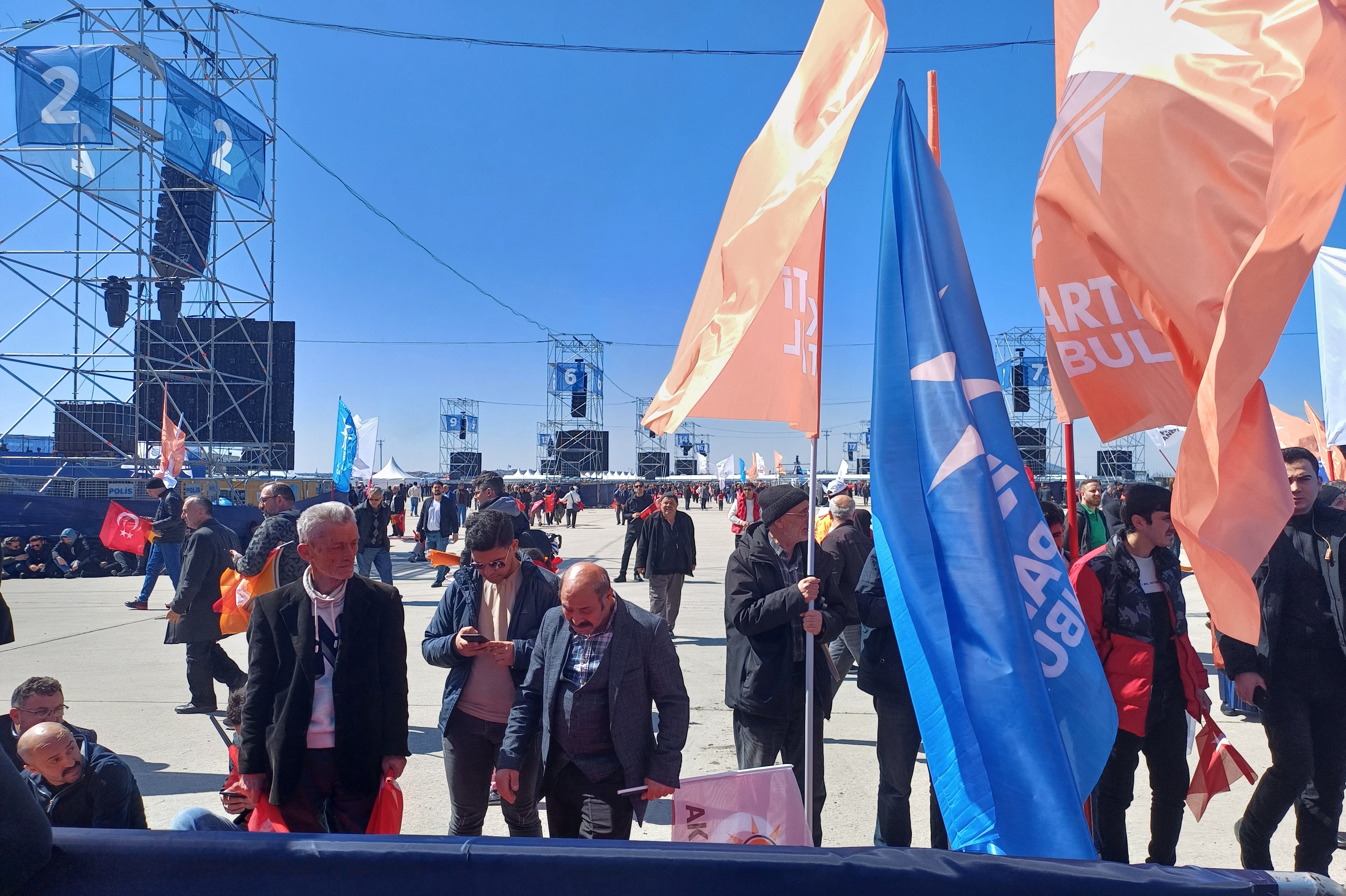 Miting için alana gelmeye başlayan insanlar