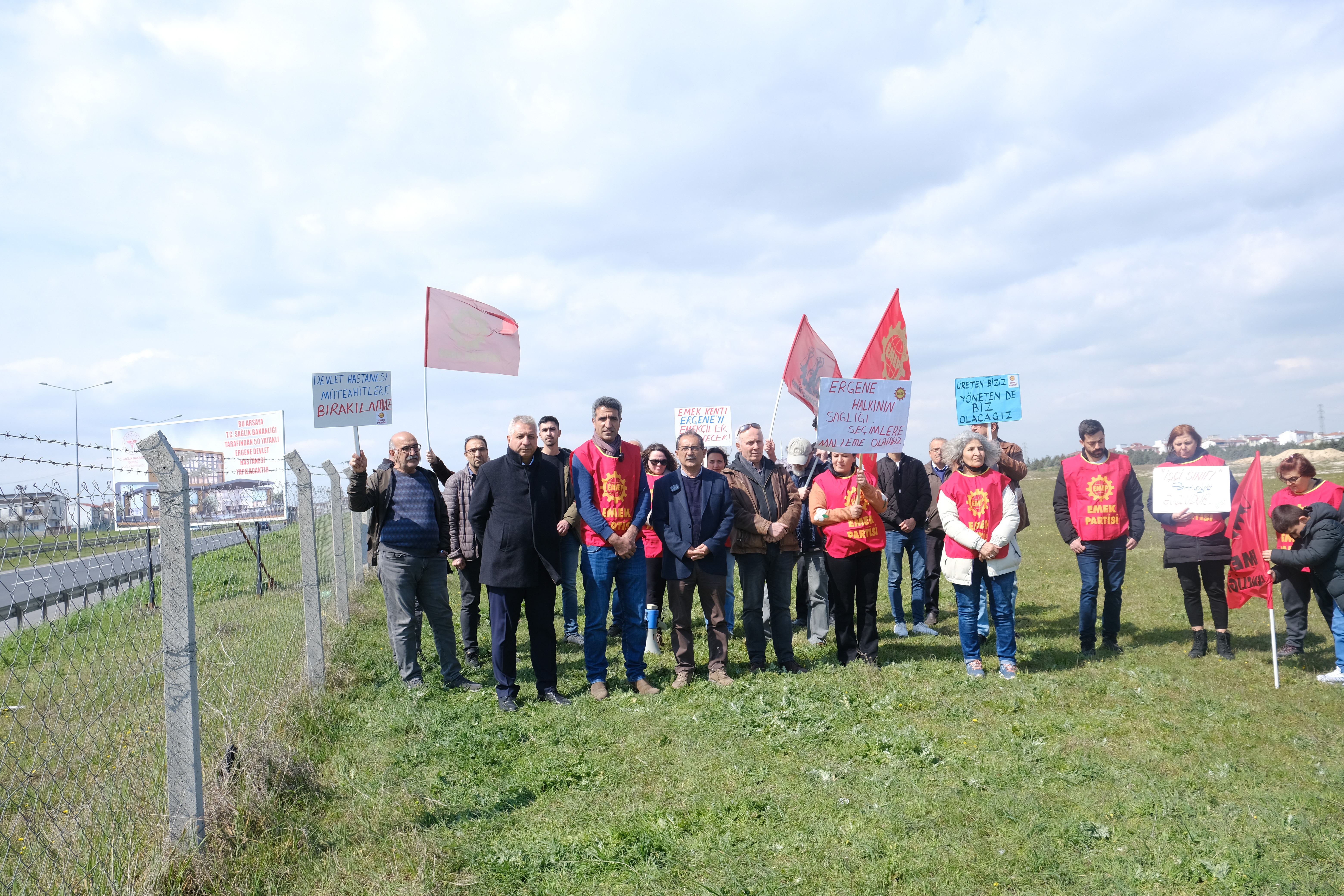 emek partisi genel başkanı seyit aslan ve parti üyeleri tekirdağ ergen ilçesinde yapımına 5 yıldır başlanmayan hastaneye ilişkin açıklama yaptı