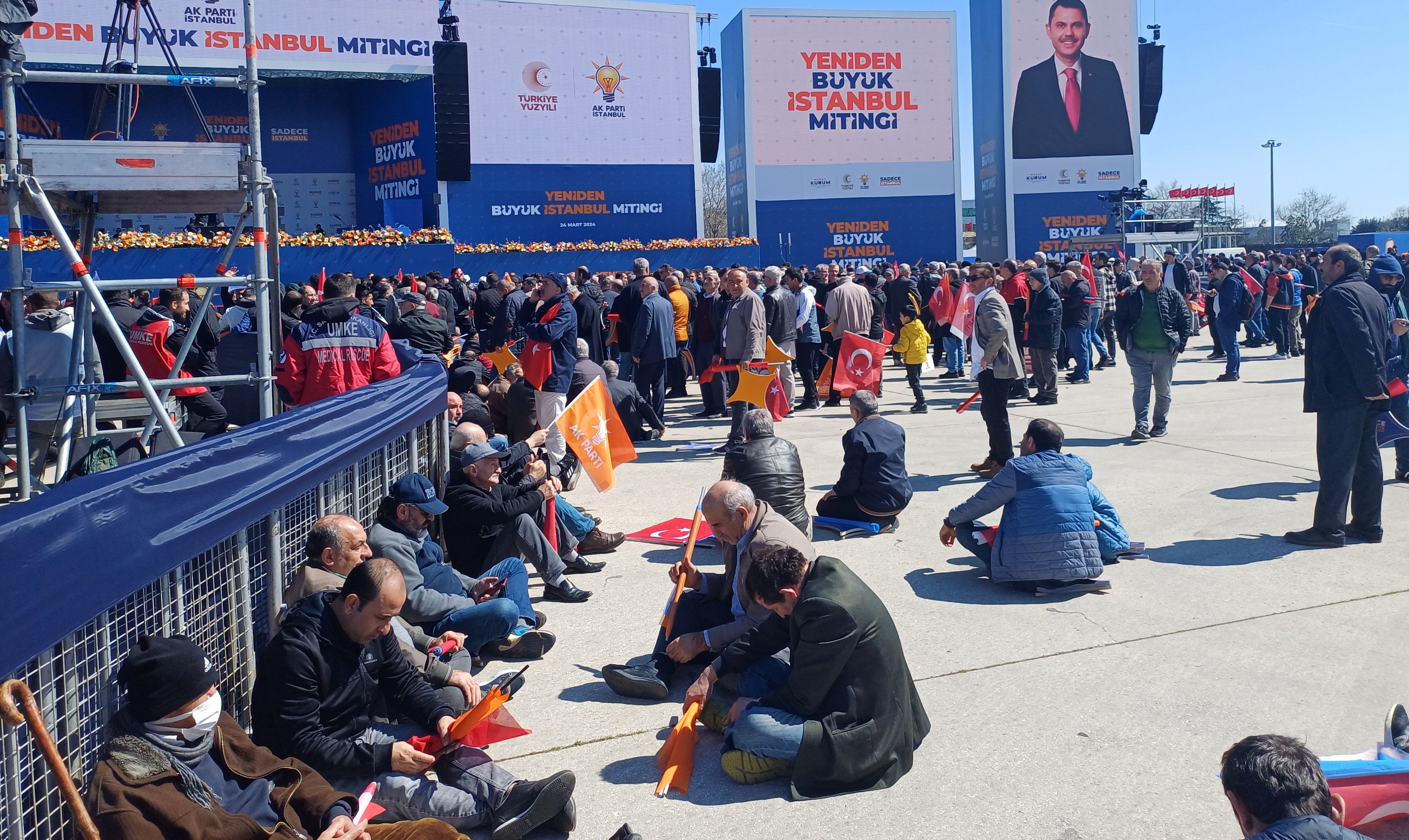 AKP'nin istanbul mitinginin başlamasını bekleyenler