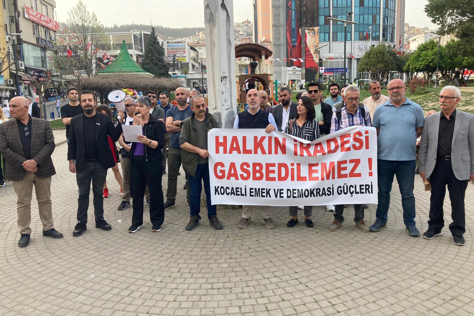 Kocaeli'nde demokrasi güçleri basın açıklaması yaparken 