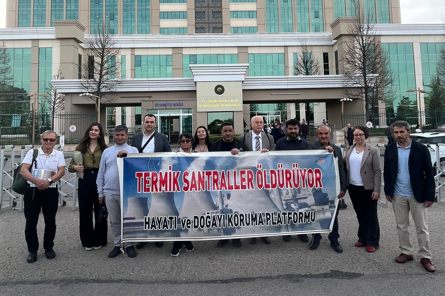 bakanlık önünde pankart tutan örgüt temsilcileri