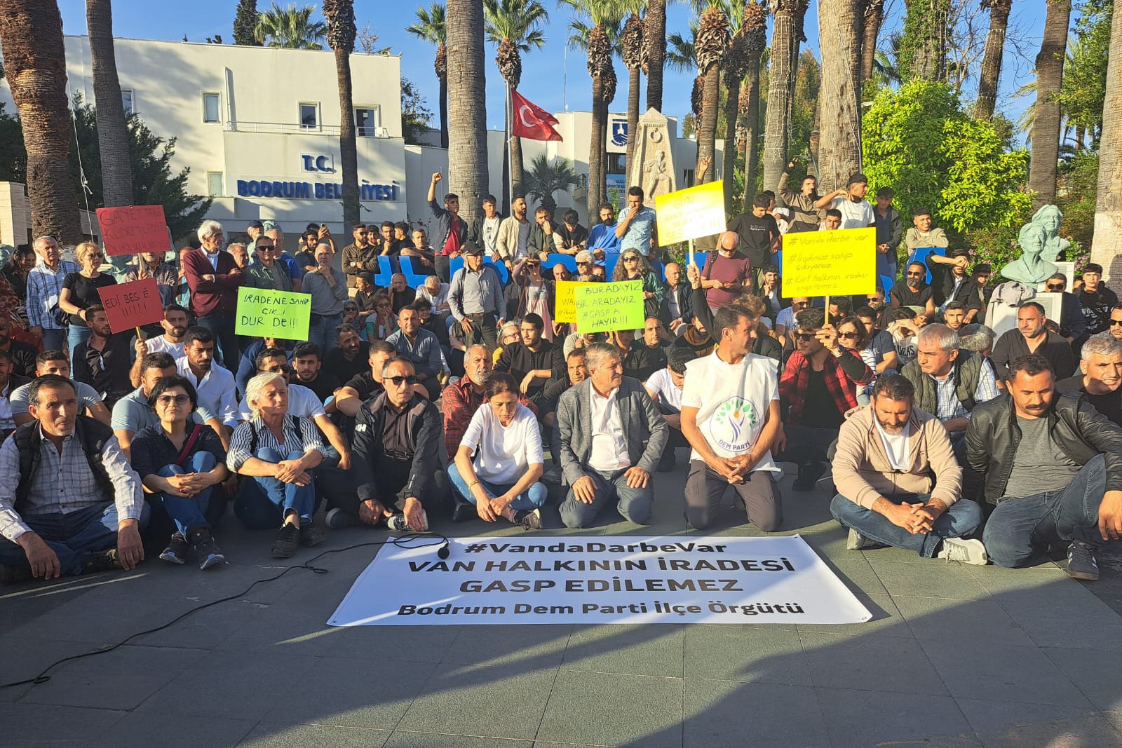 bodrum'da kitle örgütleri belediye meydanında basın açıklaması yaptı