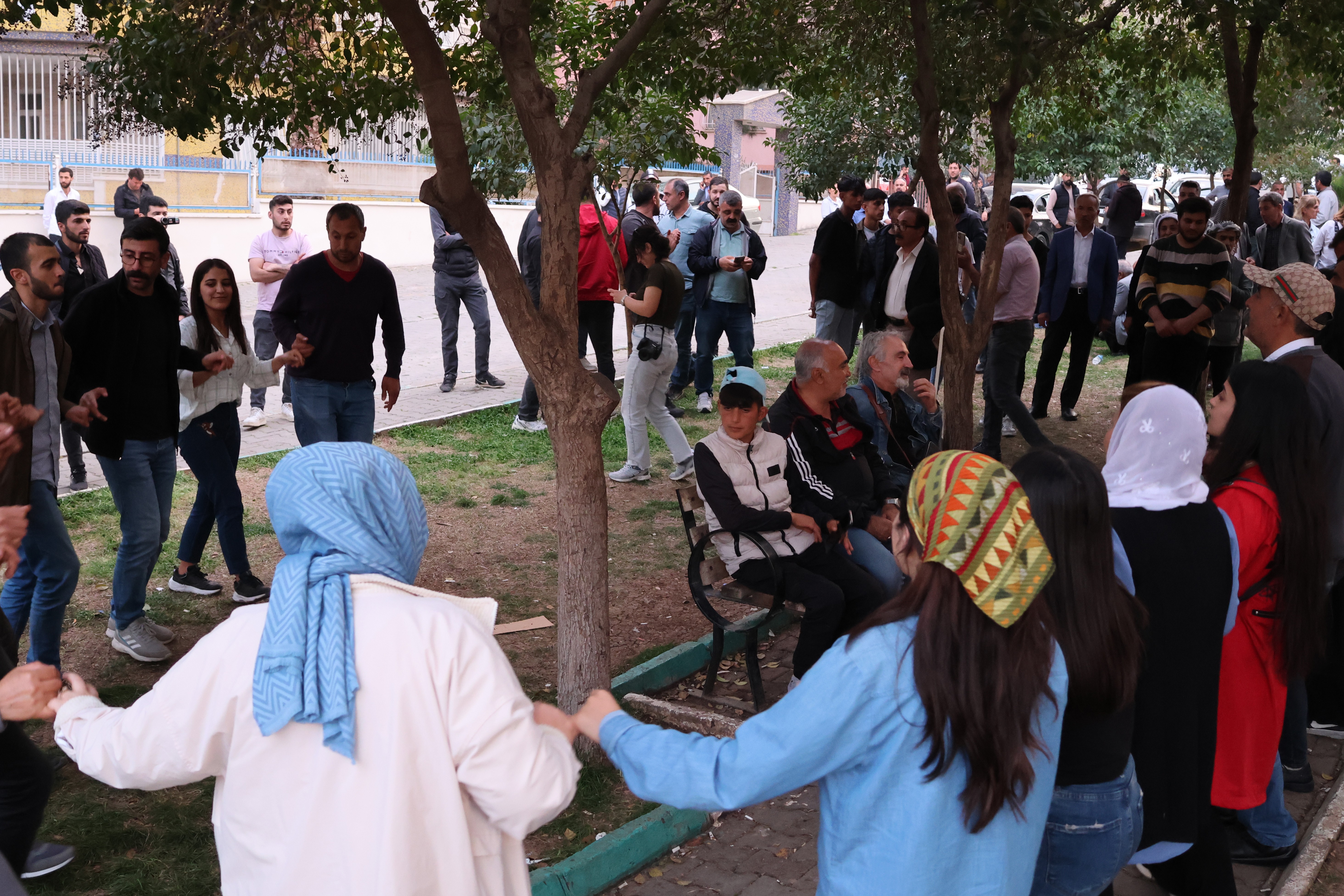 Şanlıurfa il seçim kurulu önünde dem partililer halay çekti 