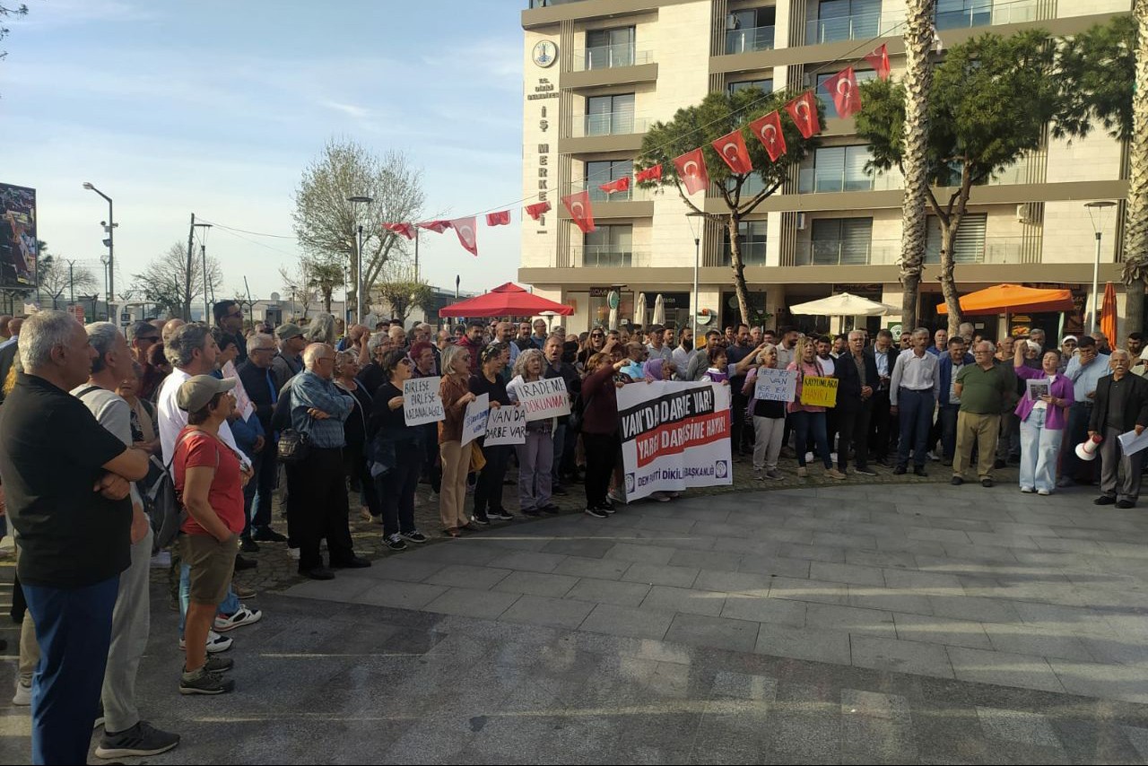 dikili atatürk meydanında basın açıklaması düzenlendi