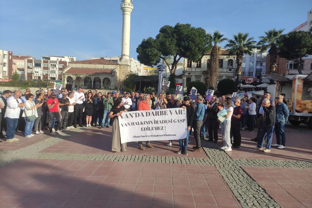 Aliağa demokrasi meydanında basın açıklaması düzenlendi