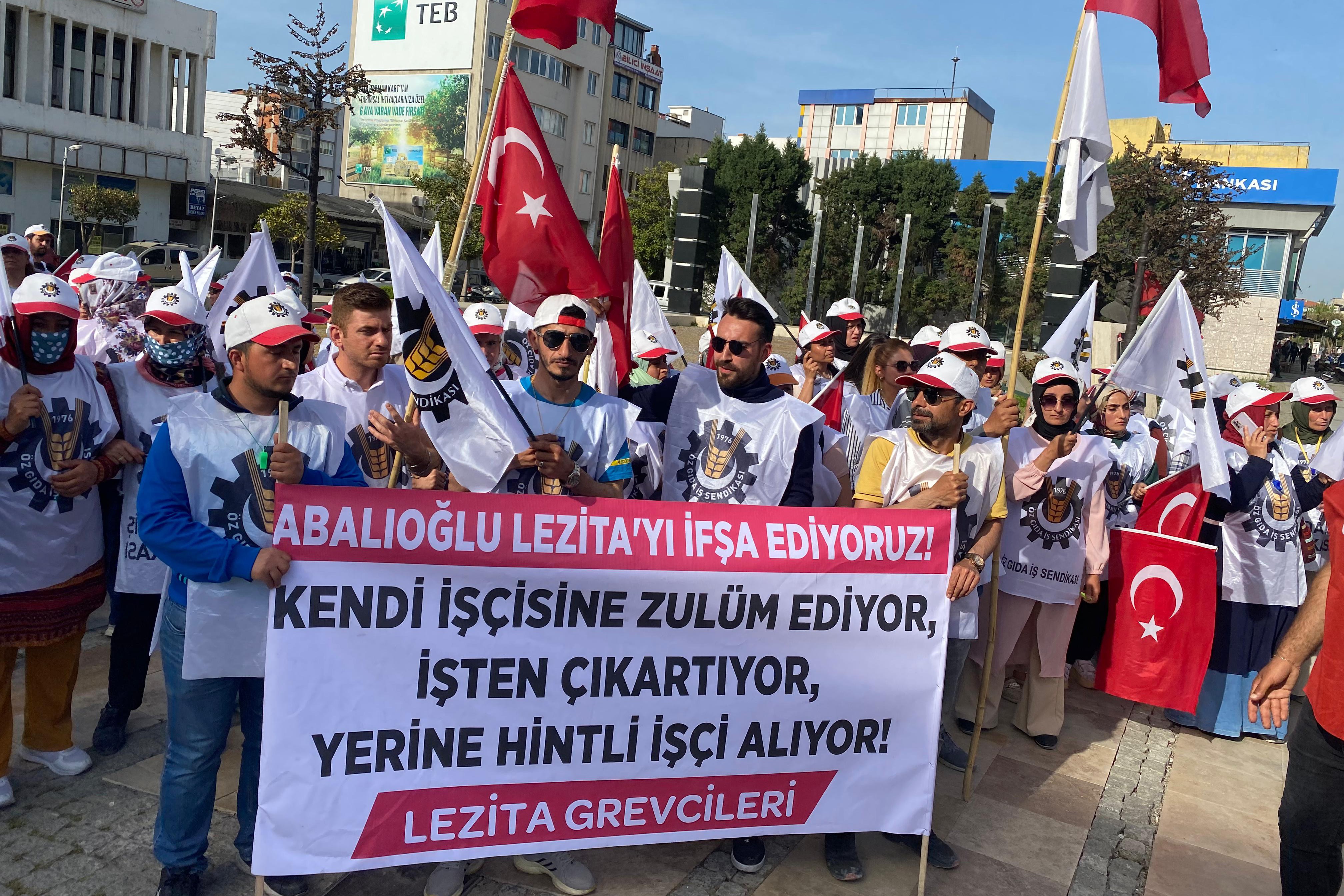 Lezita'da grevde olan işçiler Salihli'de açıklama yaptı