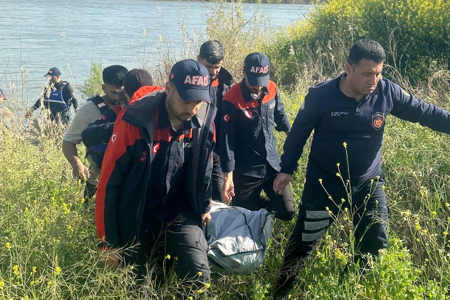 Dicle nehrinde bulunan cansız beden çıkarılırken