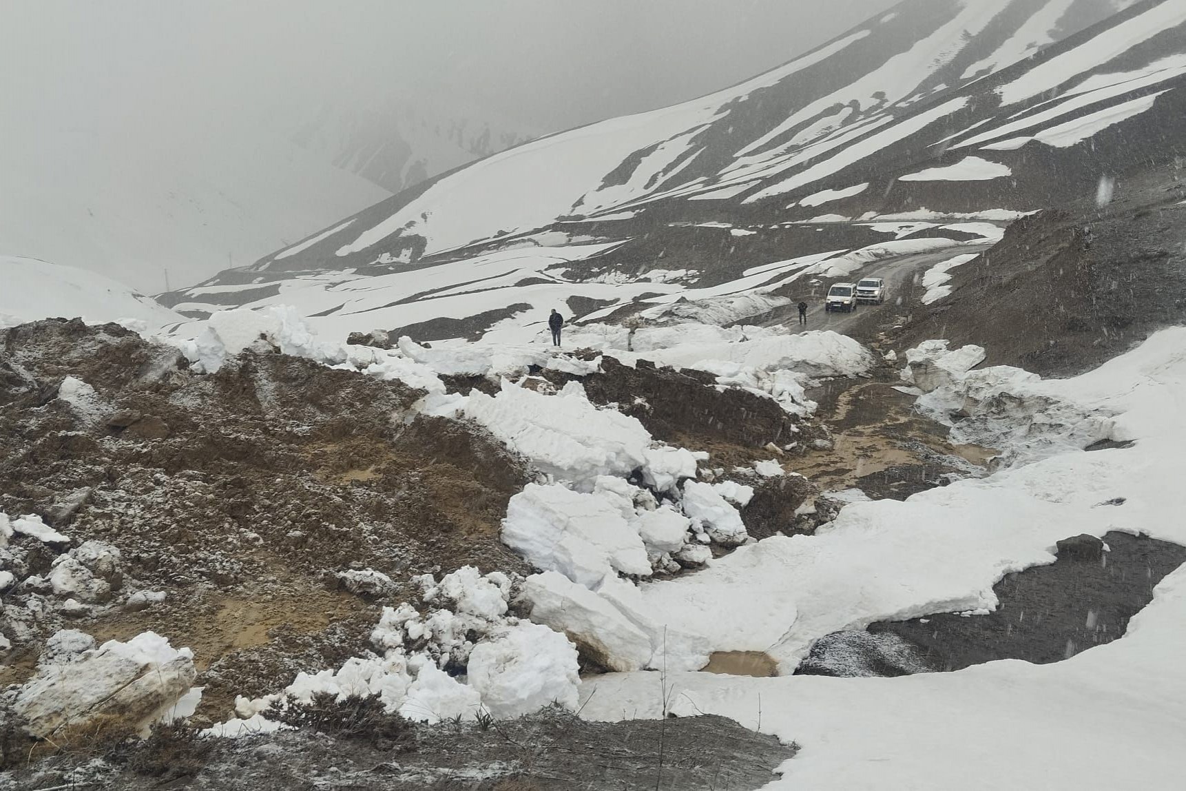 Hakkari'de heyelandan kapanan yol