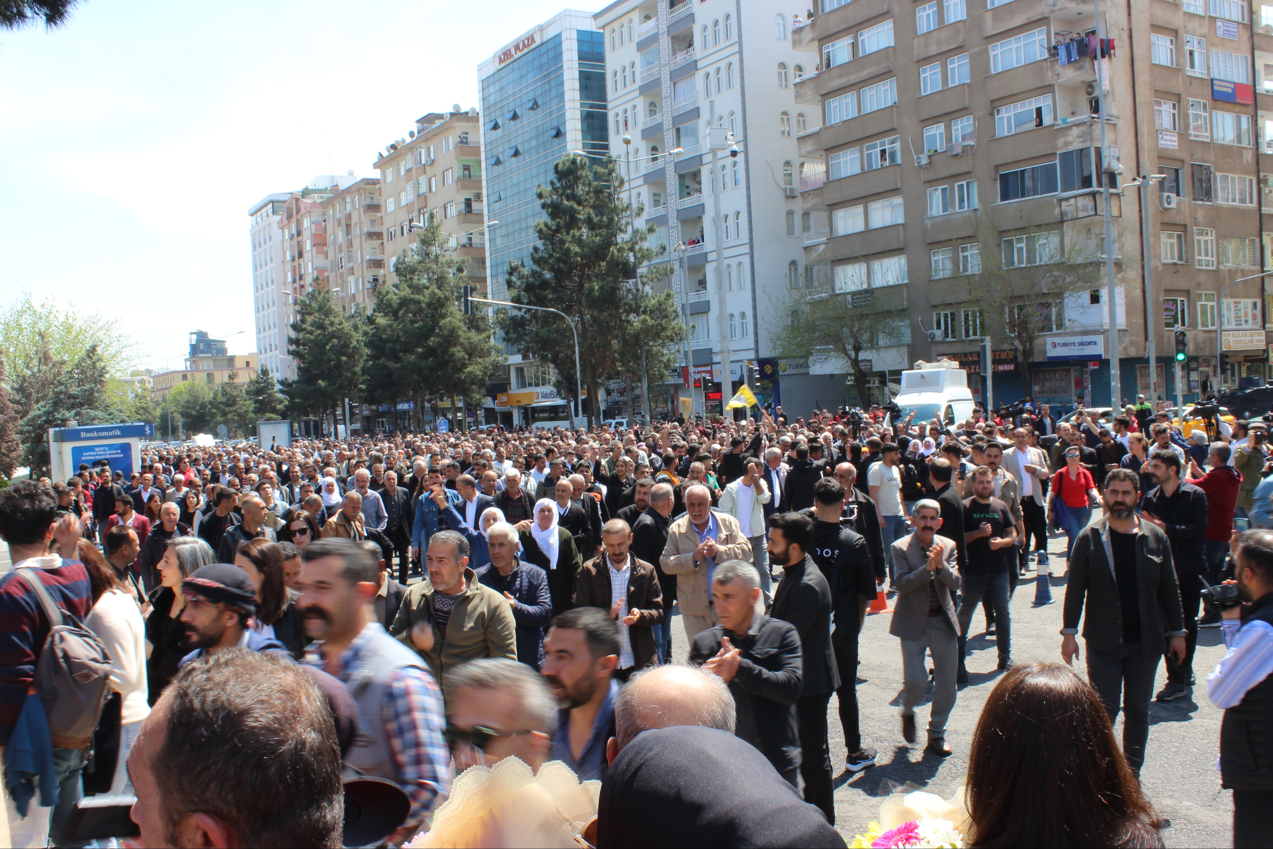 Diyarbakır büyükşehir belediyesi önündeki kalabalık