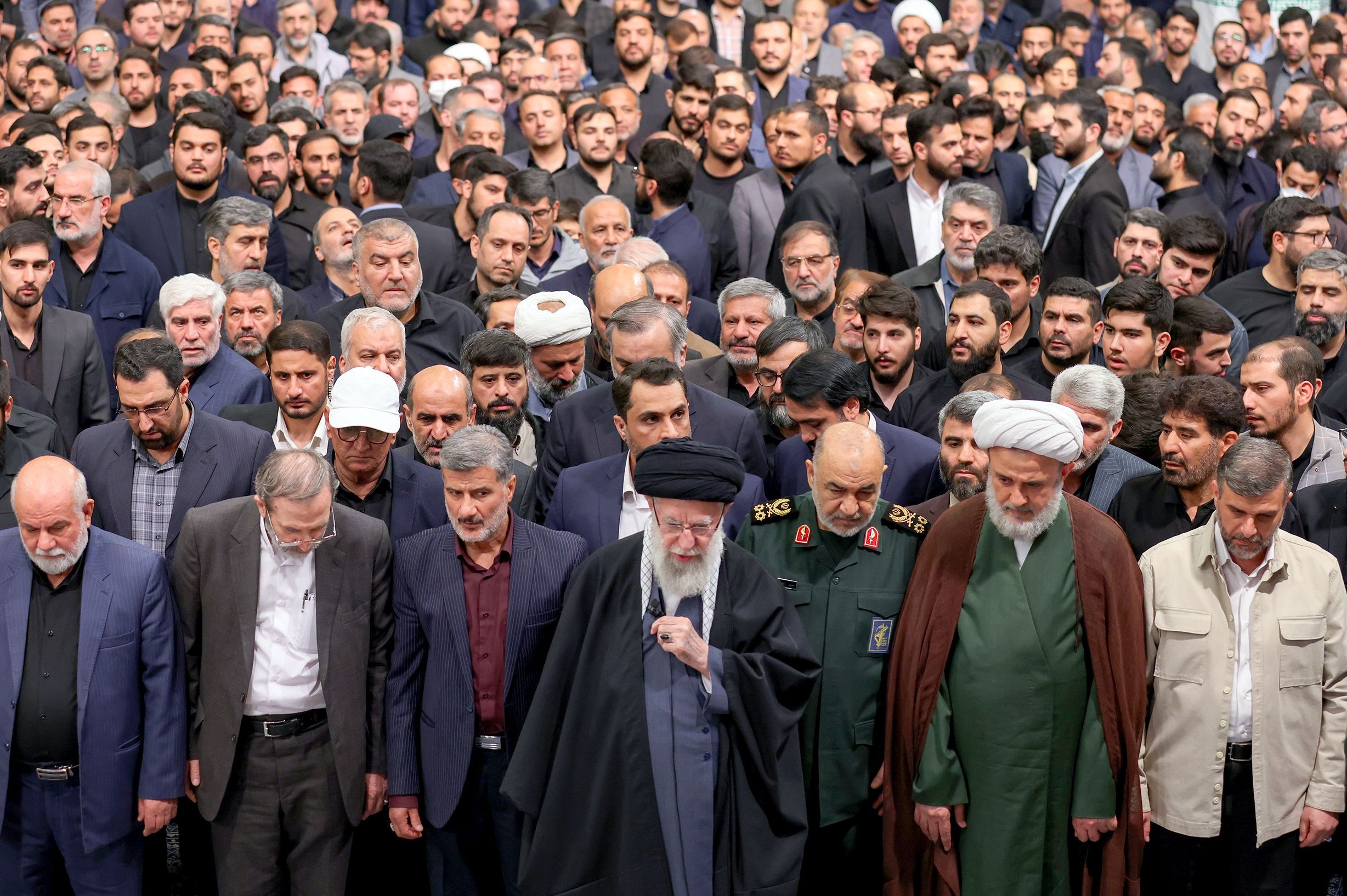 İran'da bir cami, tabut, kalabalık, Hamaney