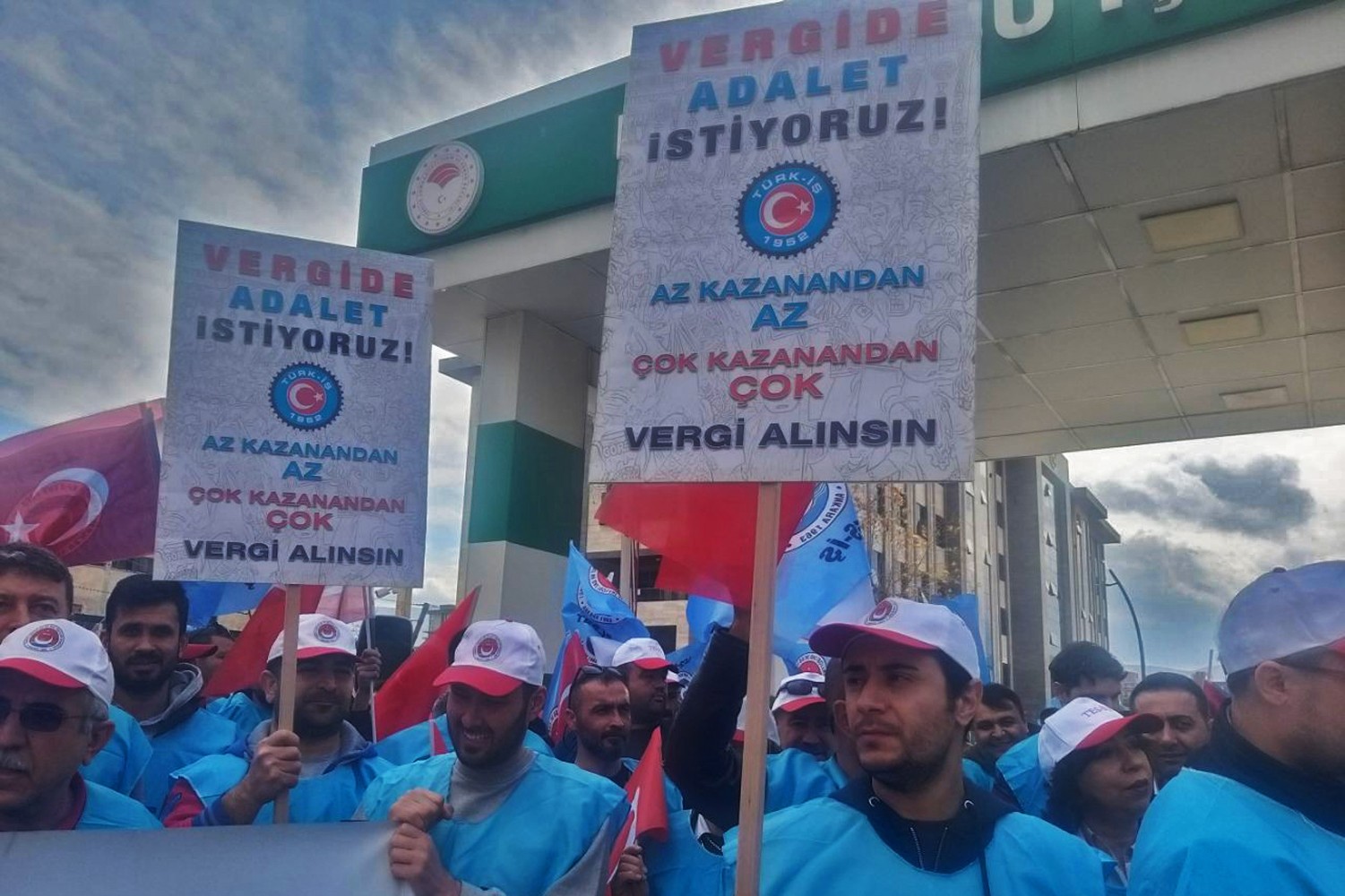 Ellerinde 'Vergide adalet istiyoruz' yazılı dövizlerle eylem yapan kamu işçileri