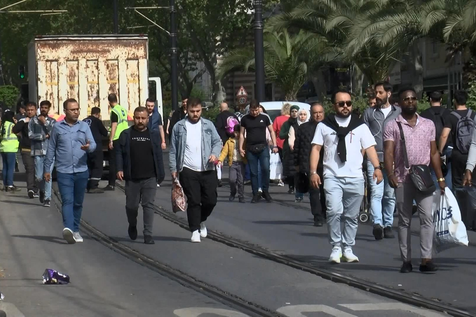 Tramvay arızası sonrası yürüyen yolcular