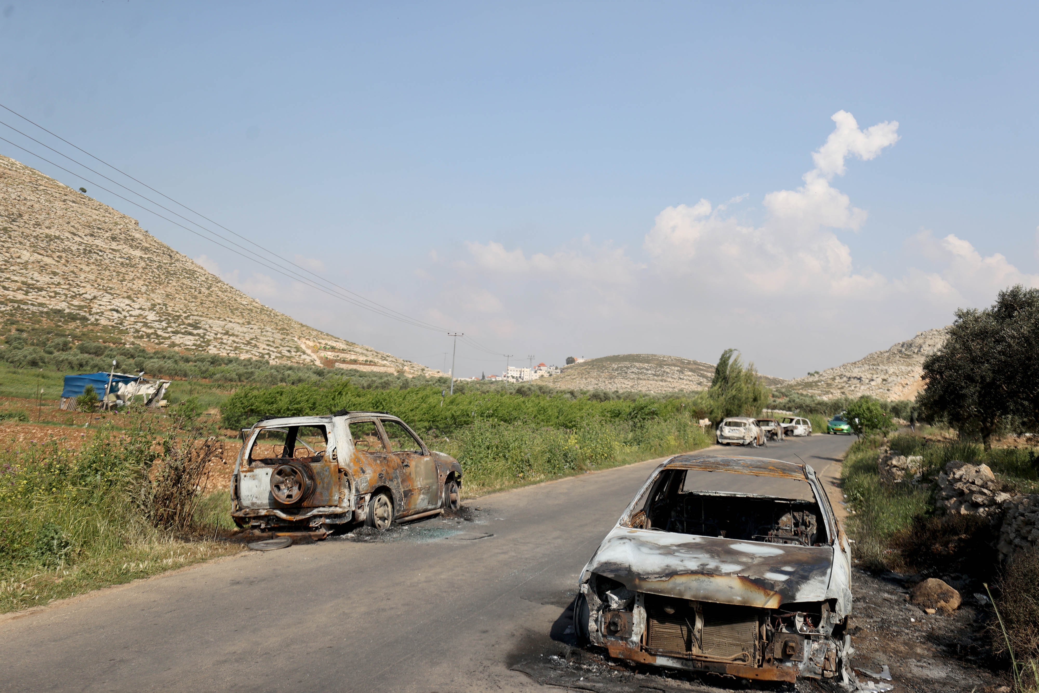 Ramallah kentinin doğusundaki Mugayyir köyüne düzenlenen saldırıda yanan arçalar