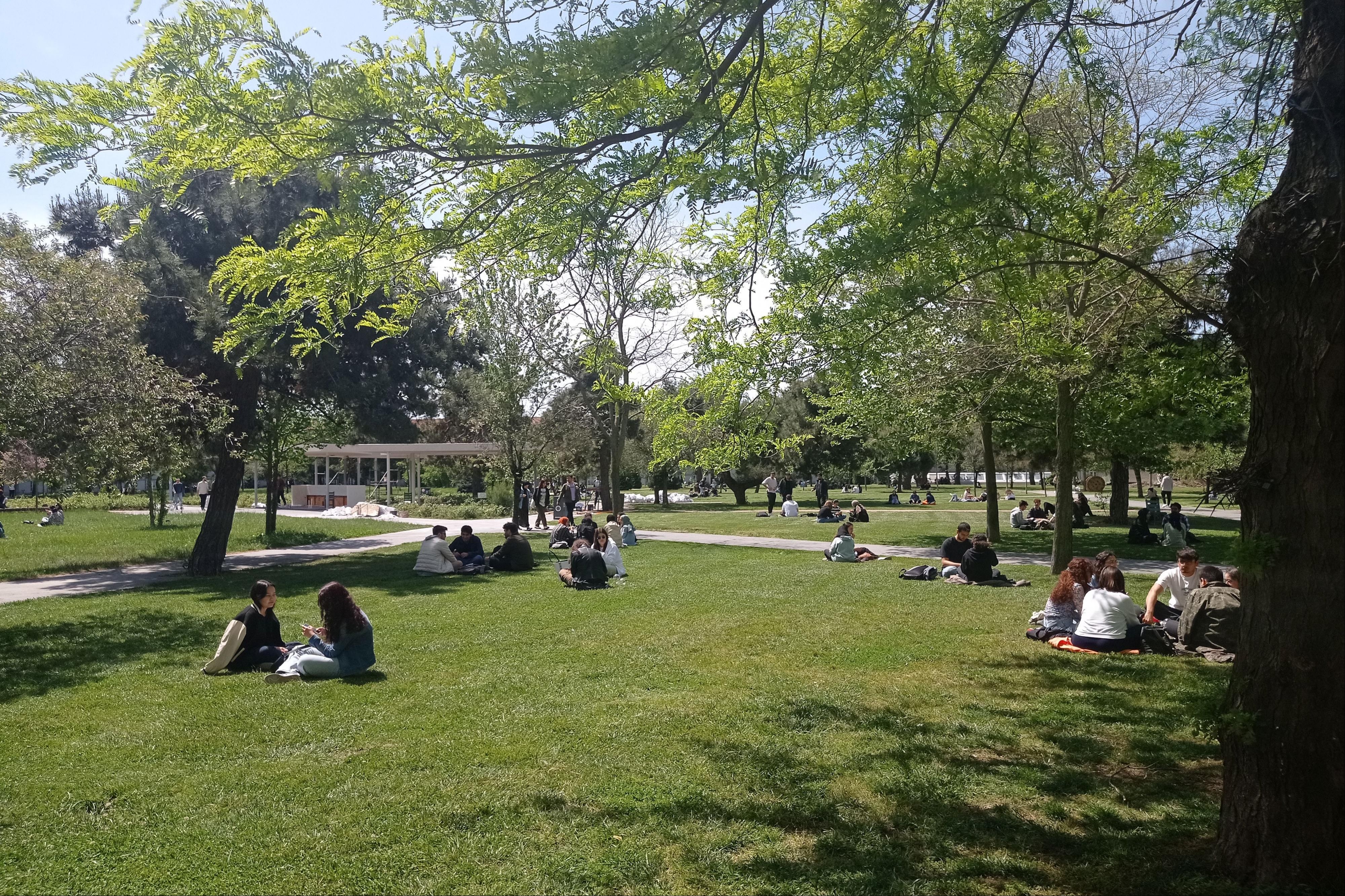 Yıldız Teknik Üniversitesi (YTÜ) Davutpaşa Kampüsü orta bahçe