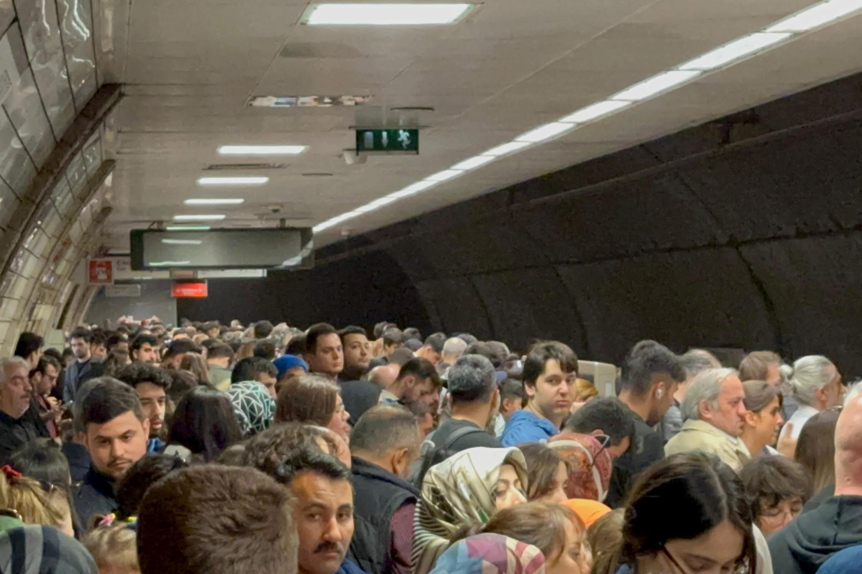 Metro hattında arıza nedeniyle oluşan yoğunluk