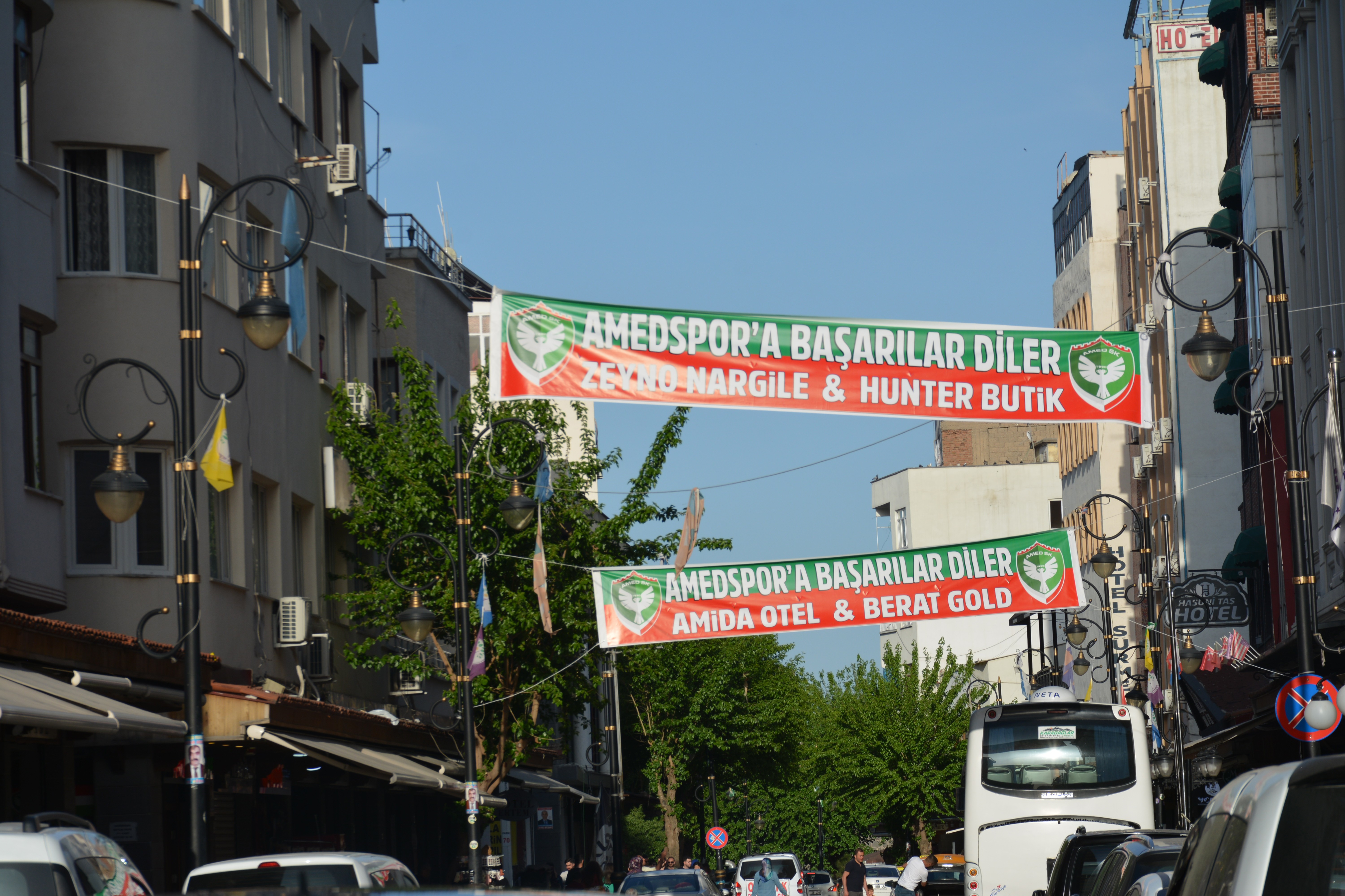 Diyarbakır esnafı şampiyonluk yolunda ilerleyen Amedspor'a başarılar dilemek için pankart astı 