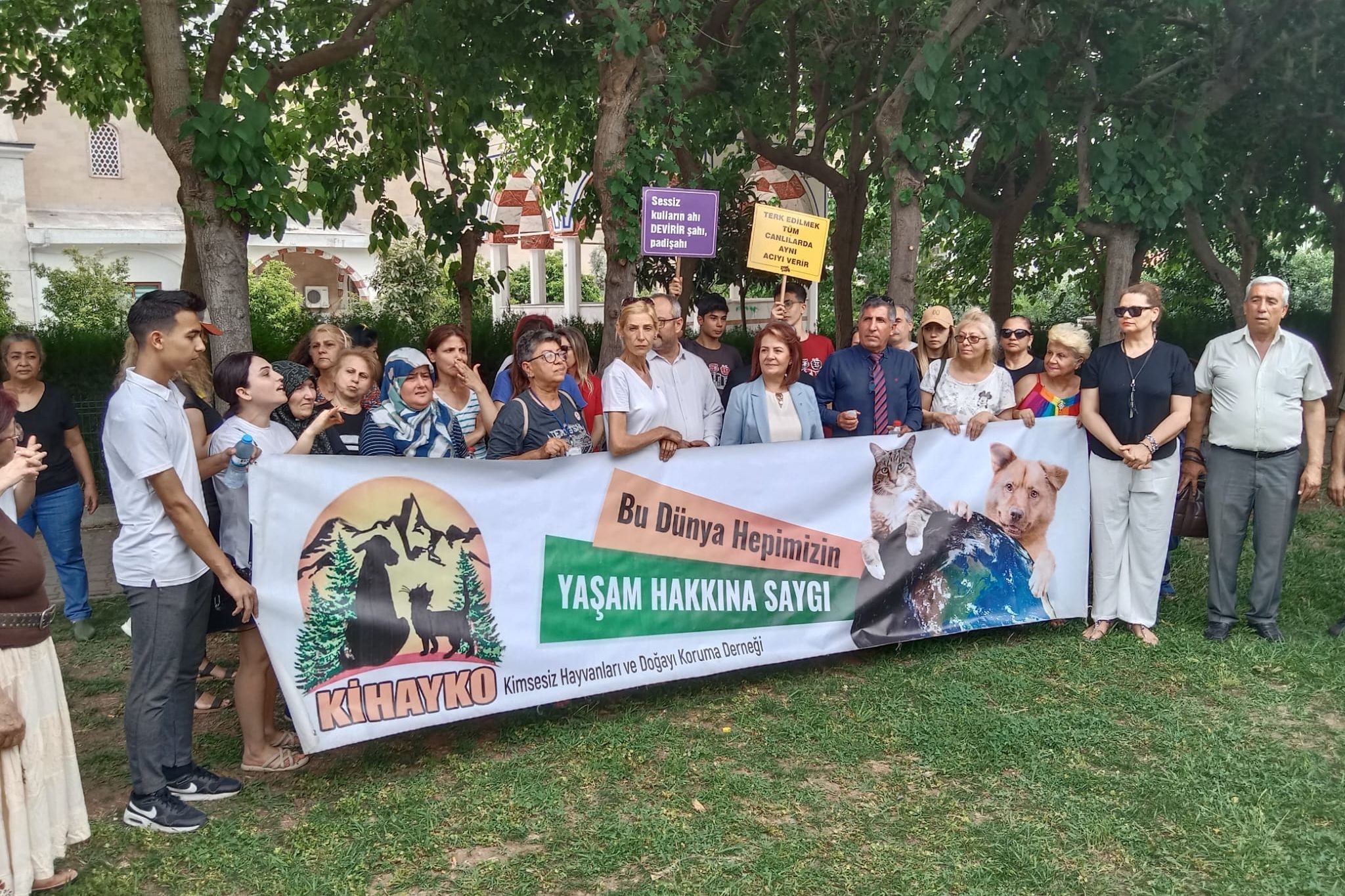 İmamın sürgün edilmesini protesto eden hayvanseverler.