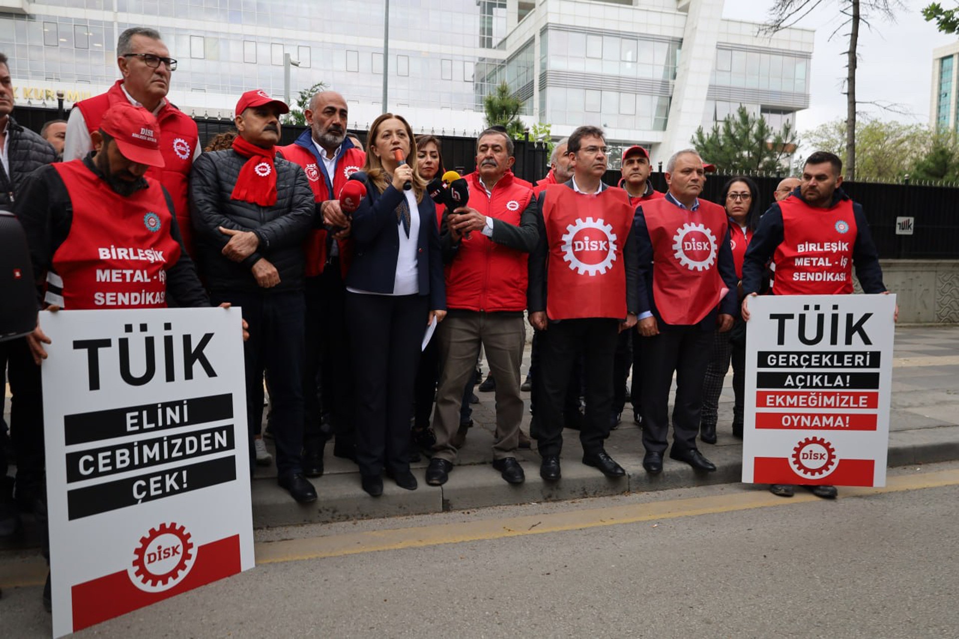 DİSK Genel Başkanı Arzu Çerkezoğlu ve DİSK Yönetim Kurulu üyeleri Türkiye İstatistik Kurumu'nun (TÜİK) önünde basın açıklaması yaptı