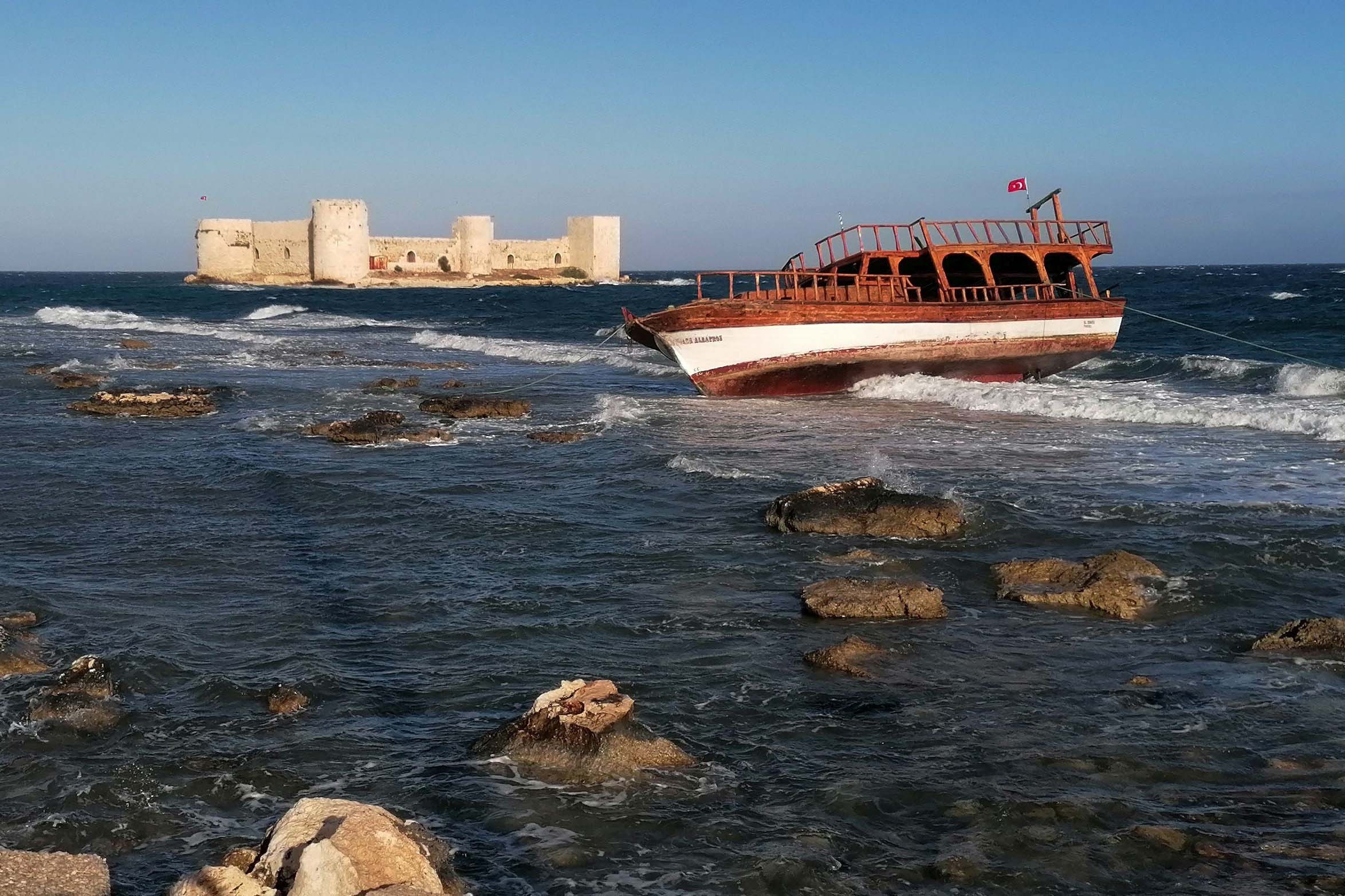 Mersin'de kayalıklara oturan tekne